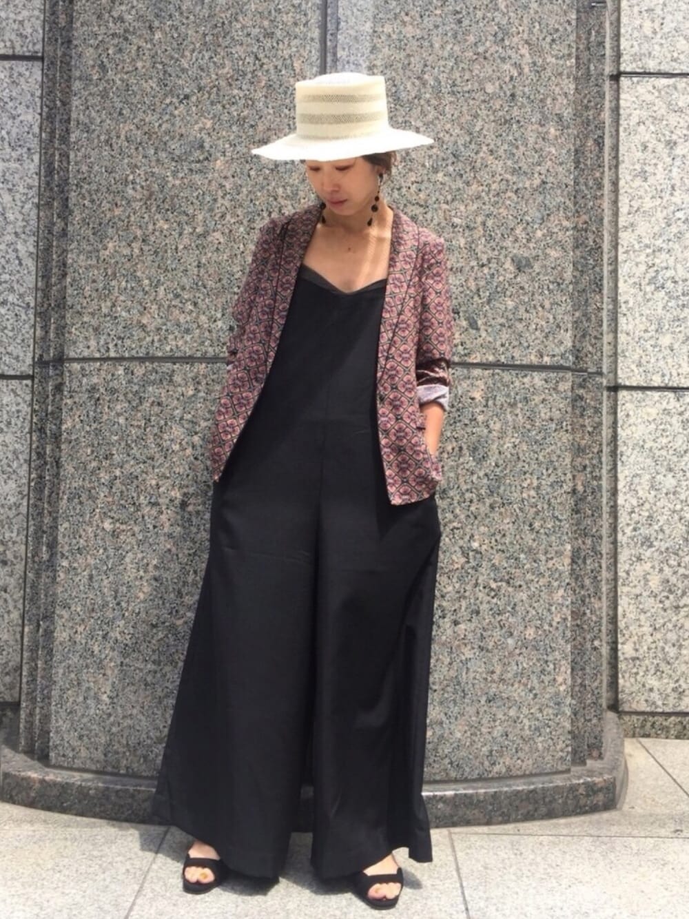 「uncut bound、MAISON SCOTCH、scotch&soda、La Maison de lyllis、CHIE MIHARA、ROBES&CONFECTIONS、2018ss、夏コーデ、ハット」｜「ROBES&CONFECTIONSのアイテム（オールインワン・サロペット、ブラック系）」を使った、Yuka Ozawaさん（レディース・153cm）の夏コーディネートの1枚目の写真