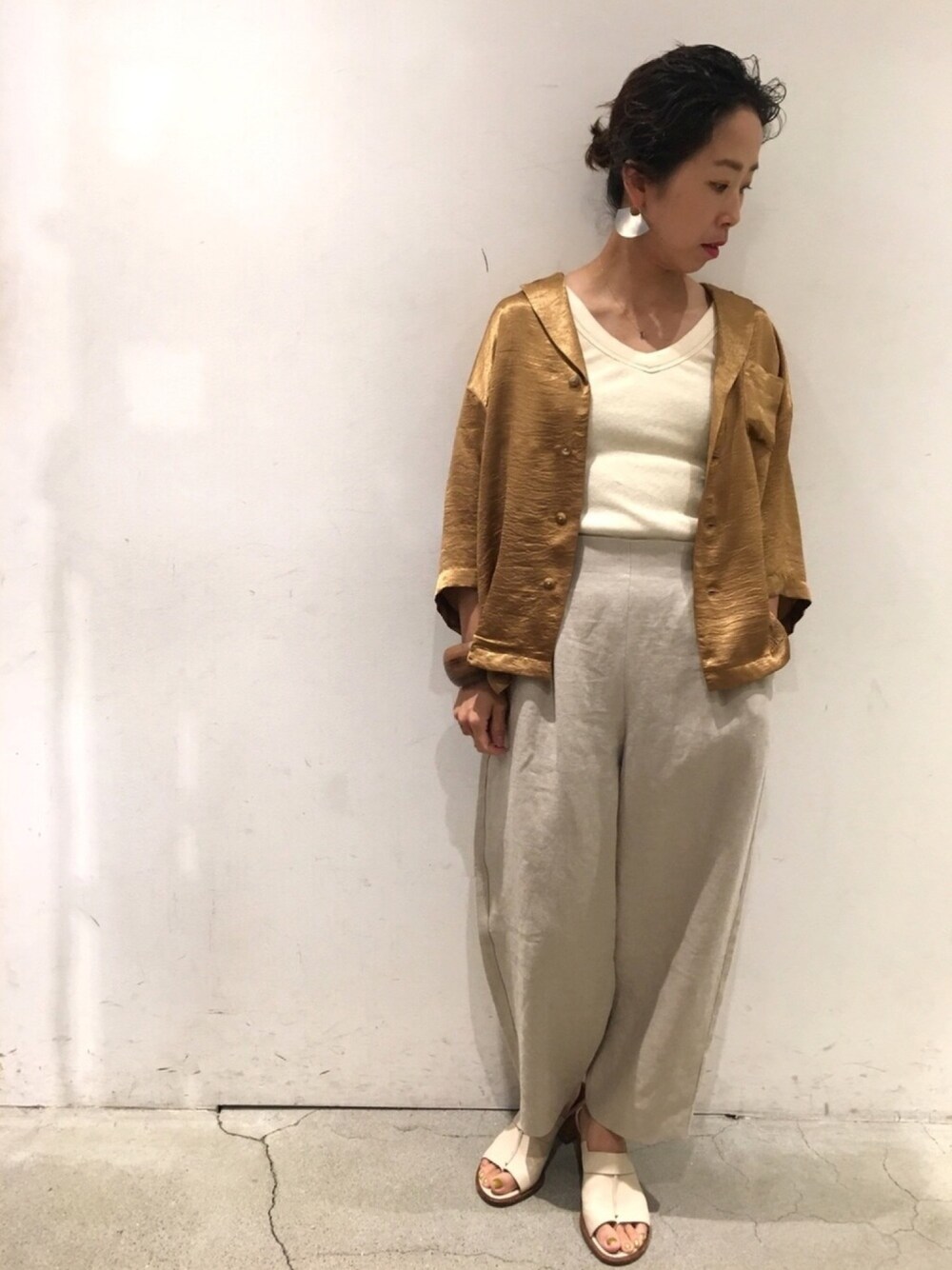 「uncut bound、supp.no one else、supp、AudreyandJohnWad、CHIE MIHARA、大人カジュアル、2018ss、ワントーンコーデ、オーバーサイズ、開襟シャツ」｜「SUPP. no one else のアイテム（トップス、ゴールド系）」を使った、Yuka Ozawaさん（レディース・153cm）の夏コーディネートの1枚目の写真