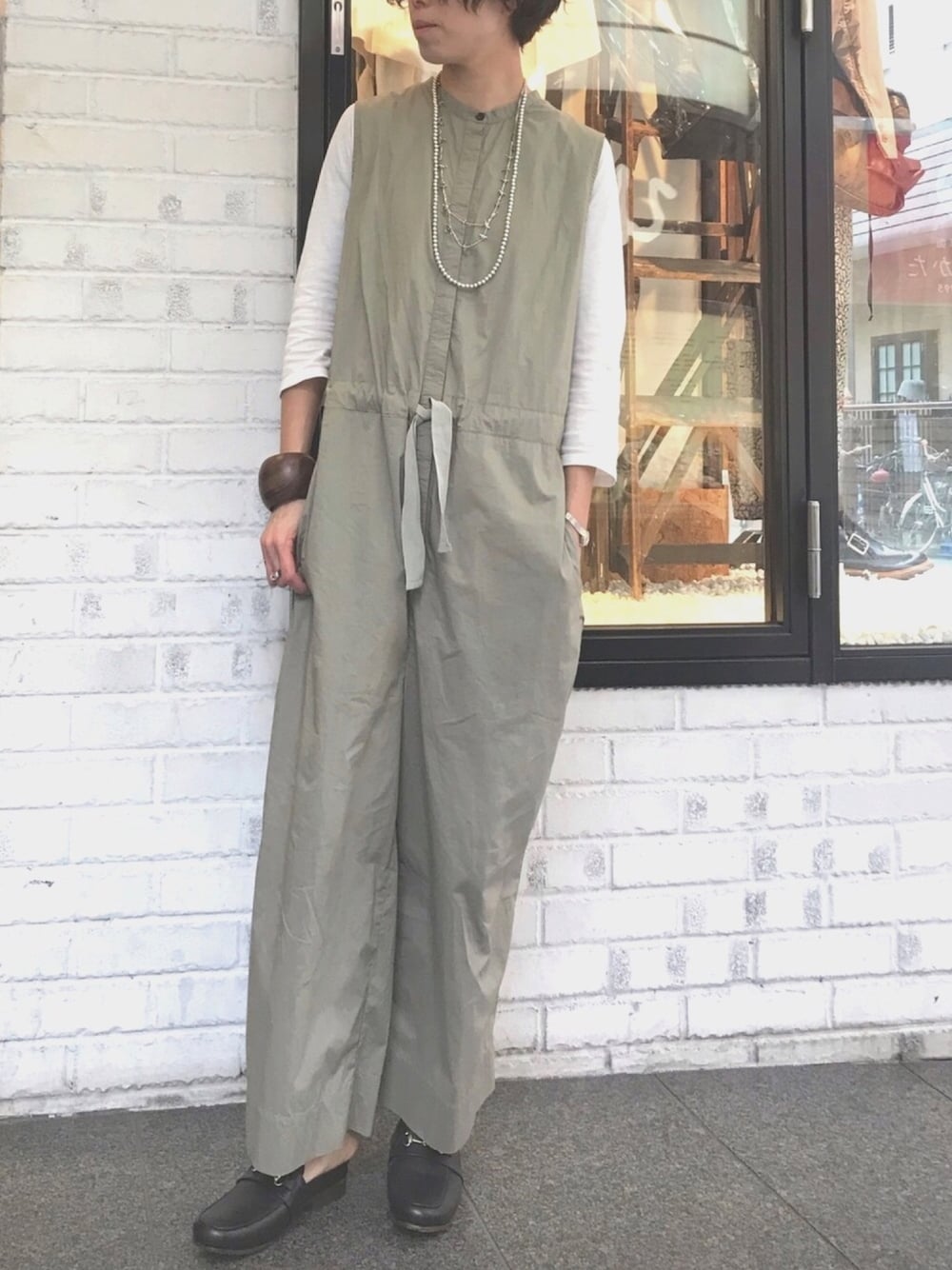 「カミナンド、CAMINANDO、uncut bound、大人カジュアル、つなぎ、はるコーデ、カジュアル、春、ゆるコーデ、ootd」｜「CAMINANDOのCAMINANDO(カミナンド) LEATHER BIT SLIPPER /レザービットローファースリッパ（スリッポン、ブラック系）」を使った、Yuka Ozawaさん（レディース・155cm）の春コーディネートの1枚目の写真