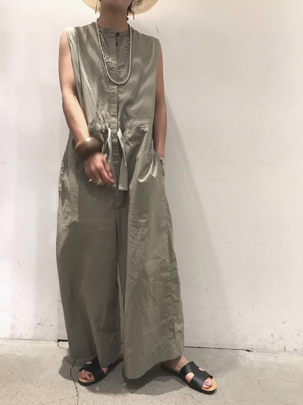 「夏コーデ、シンプルコーデ、カジュアルコーデ、uncut bound、ootd、リラックススタイル、outfit、つなぎ、ラフ、ラクチンコーデ」｜「PLAKTONのPLAKTON(プラクトン)  Hサンダル（サンダル、ブラック系）」を使った、Yuka Ozawaさん（レディース・155cm）の夏コーディネートの1枚目の写真
