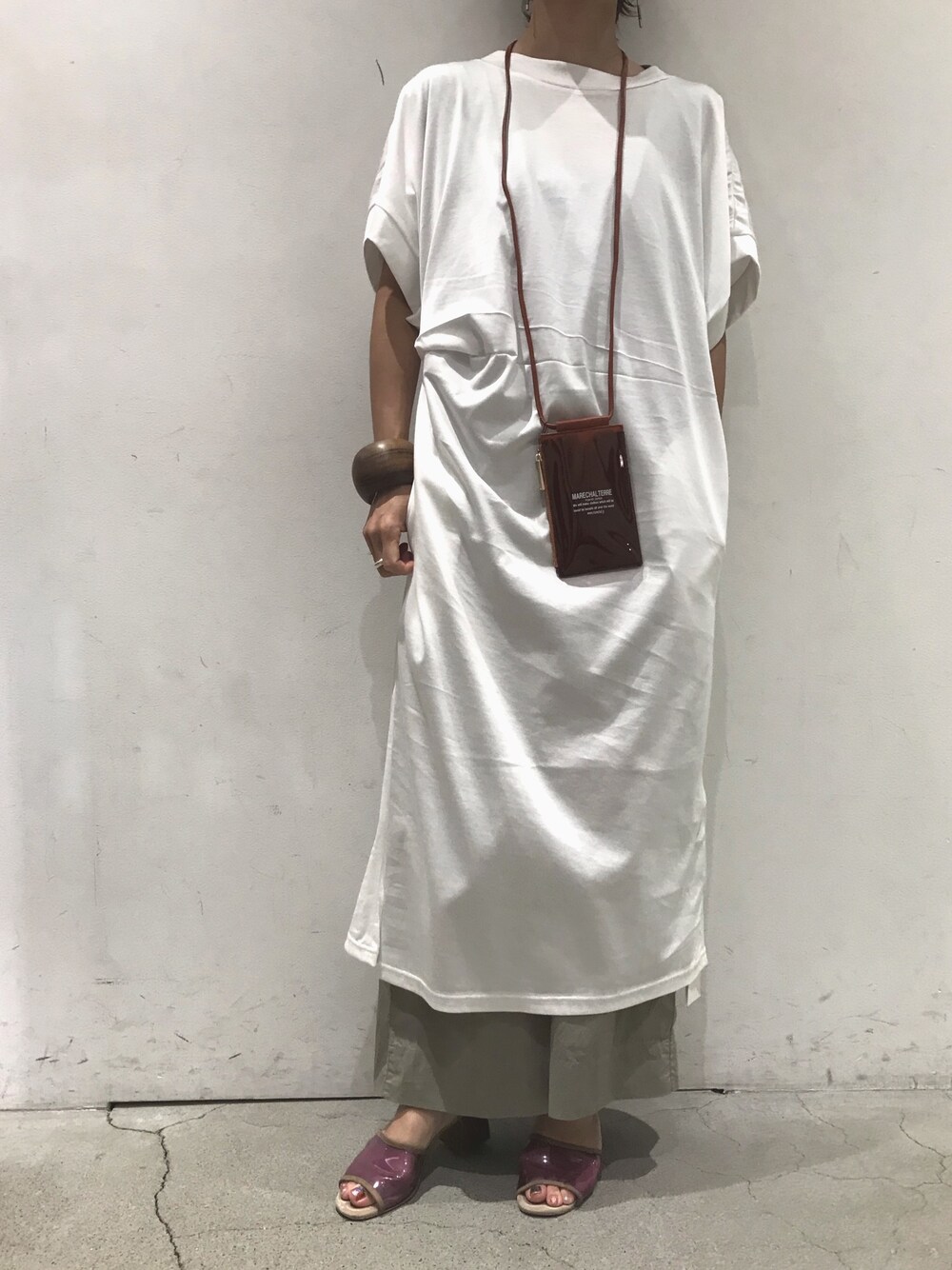 「夏コーデ、シンプルコーデ、ラフ、楽チンコーデ、カジュアルコーデ、ootd、outfit、uncut bound、リラックススタイル、夏」｜「MIDIUMISOLIDのMIDIUMISOLID(ミディウミソリッド)  ウエストブラウジングワンピース / waist browsing op（ワンピース、ホワイト系）」を使った、Yuka Ozawaさん（レディース・155cm）の夏コーディネートの1枚目の写真