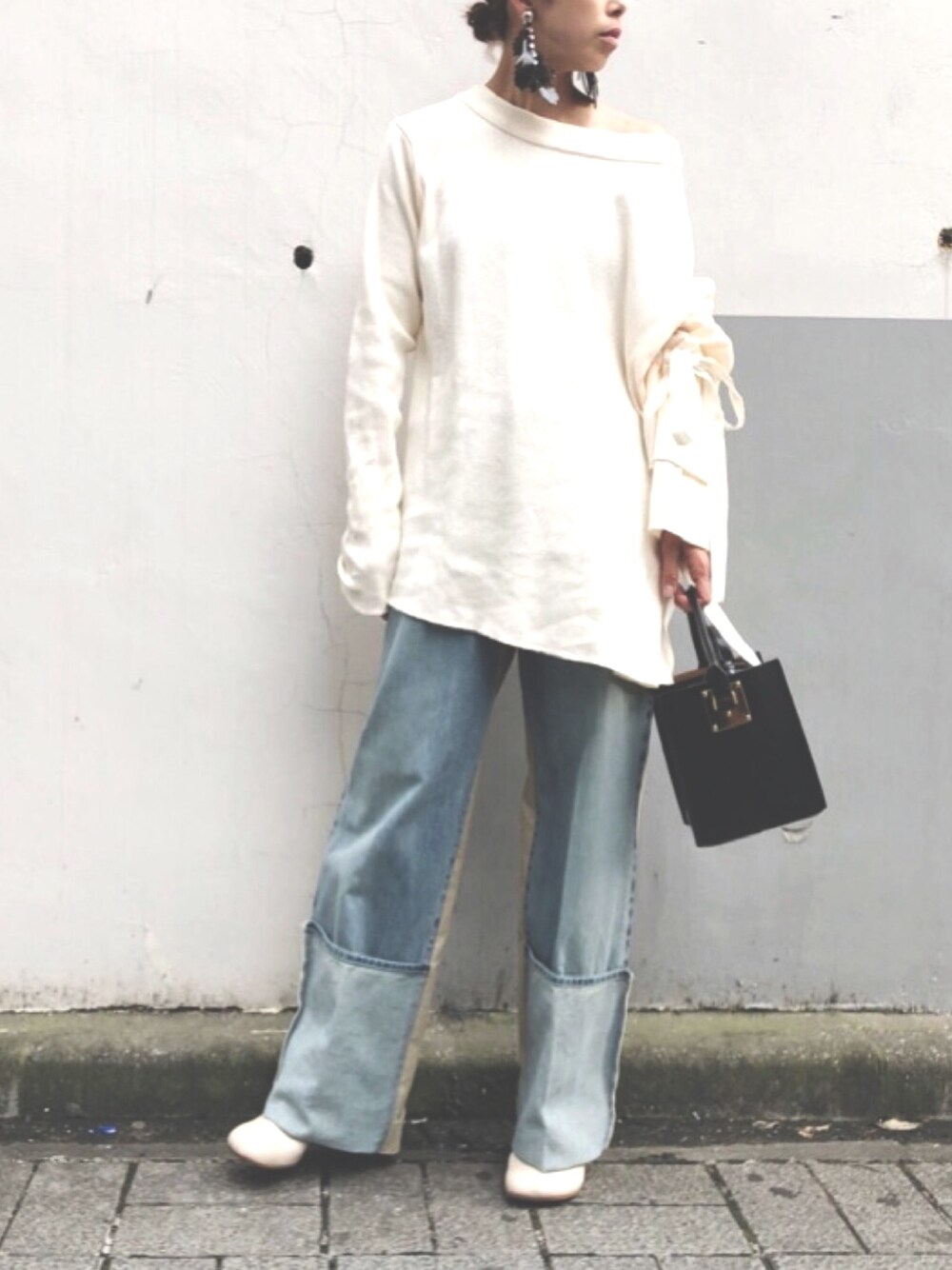 「THE Dallas、オトナカジュアル、カジュアル、秋コーデ、デニムパンツ、uncut bound、デニム、ootd、outfit、ゆるコーデ」｜「THE DallasのTHE Dallas(ザ・ダラス)  clear reef earring  D9S-47（イヤリング、ブラック系）」を使った、Yuka Ozawaさん（レディース・155cm）の秋コーディネートの1枚目の写真