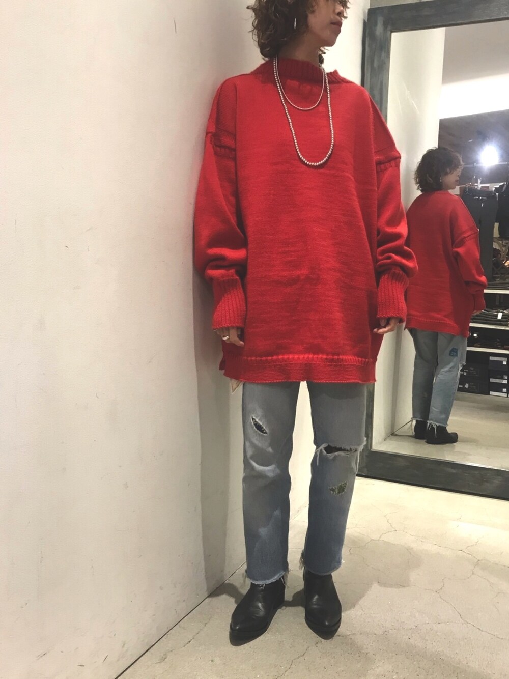 「赤、red、uncut bound、ゆるコーデ、楽チンコーデ、カジュアルコーデ、デニム、デニムスタイル、冬、ootd」｜「Le Tricoteurのアイテム（ニット/セーター、レッド系）」を使った、Yuka Ozawaさん（レディース・155cm）の秋コーディネートの1枚目の写真