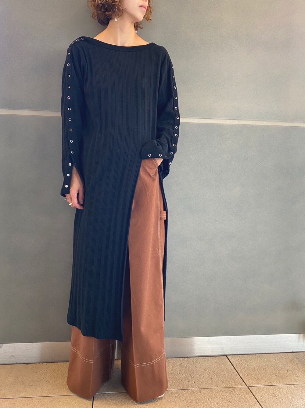 「SCHOTT、uncut bound、RUMBLERED、シンプルコーデ、オトナカジュアル、ペインターパンツ、ワイドパンツ、秋のコーデ、カジュアルコーデ、ootd」｜「schottのSchott×RUMBLE RED(ショット×ランブルレッド) SLIT ONEPIECE /リングドットボタンカットワンピース（ワンピース、ブラック系）」を使った、Yuka Ozawaさん（レディース・155cm）の秋コーディネートの1枚目の写真
