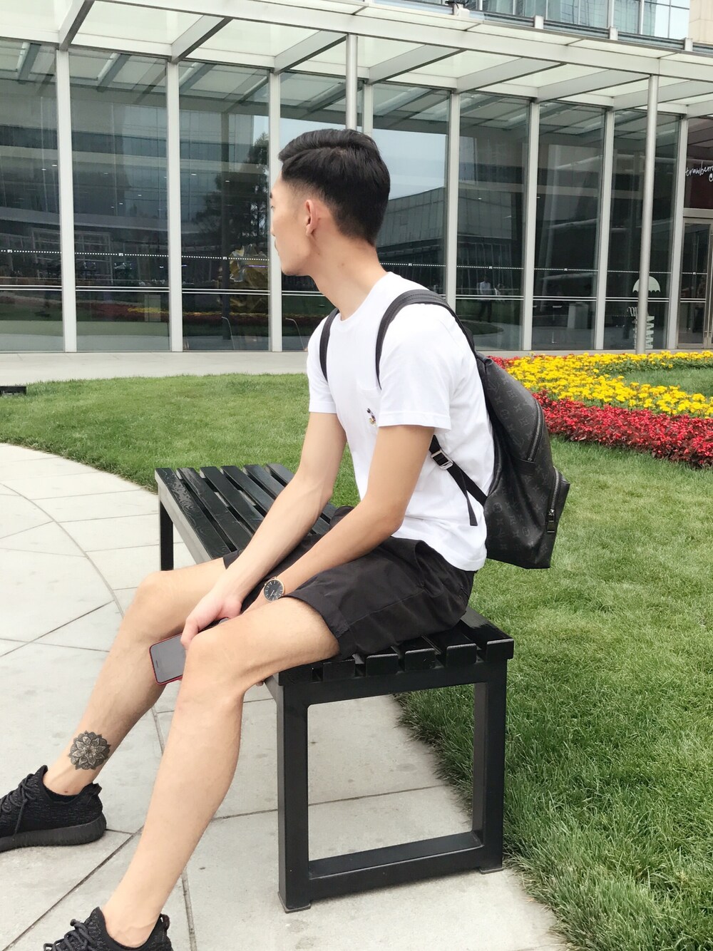 ヴィトンTシャツジャケットパンツスニーカーに合うバックパック ヴィトンキャップTシャツパンツスニーカーに合うクラッチバッグ