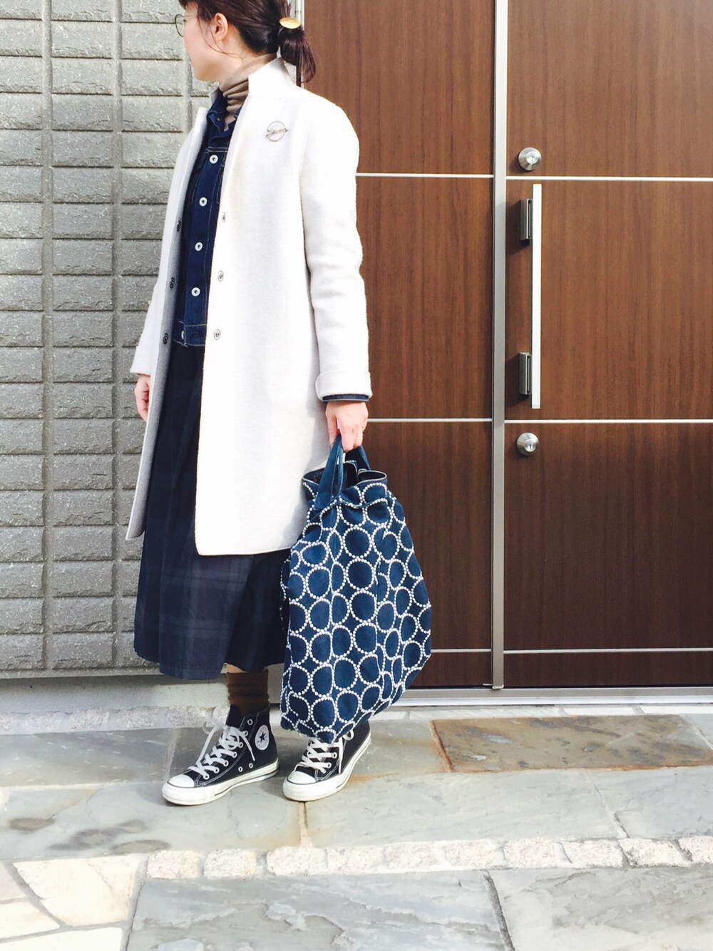 「冬、スニーカー、休日コーデ、ブラックウォッチ」｜「HARRIS WHARF LONDONの＜15秋冬＞【HARRIS WHARF LONDON(ハリスワーフロンドン)】COCOON　COAT（ステンカラーコート、ベージュ系）」を使った、na.さん（レディース・160cm）の冬コーディネートの1枚目の写真