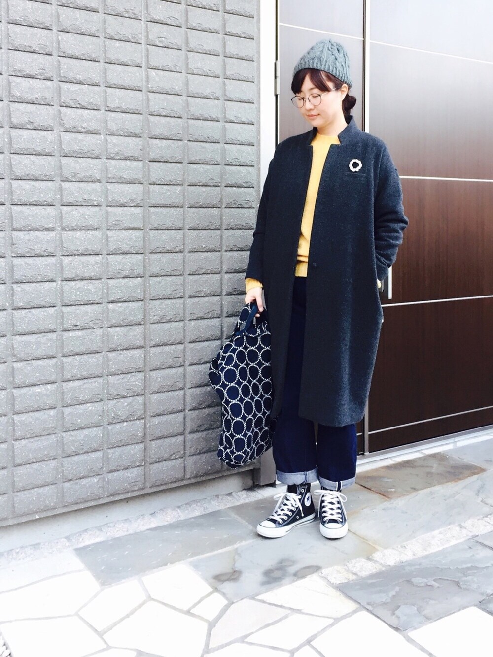 「デニムパンツ、チェスターコート、黄色、ニット帽、コンバース」｜「77needleworksのアイテム（ニットキャップ/ビーニー、グレー系）」を使った、na.さん（レディース・160cm）の冬コーディネートの1枚目の写真