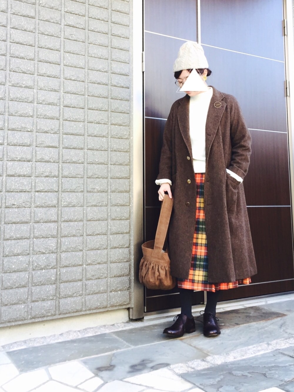 「冬、ニット、ロングコート、オニールオブダブリン、チェック、ニット帽」｜「mature ha.のアイテム（ニットキャップ/ビーニー、ベージュ系）」を使った、na.さん（レディース・160cm）の冬コーディネートの1枚目の写真