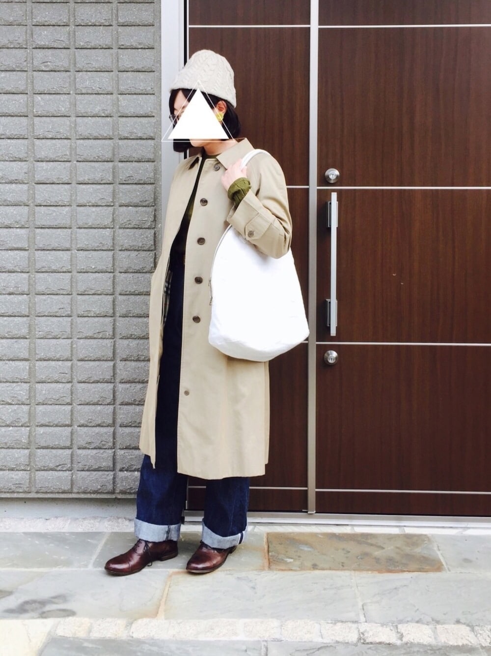 「休日スタイル、ステンカラーコート、バーバリー、アナトミカ、リブニット、ニット帽、白バッグ」｜「mature ha.のアイテム（ニットキャップ/ビーニー、ベージュ系）」を使った、na.さん（レディース・160cm）の冬コーディネートの1枚目の写真
