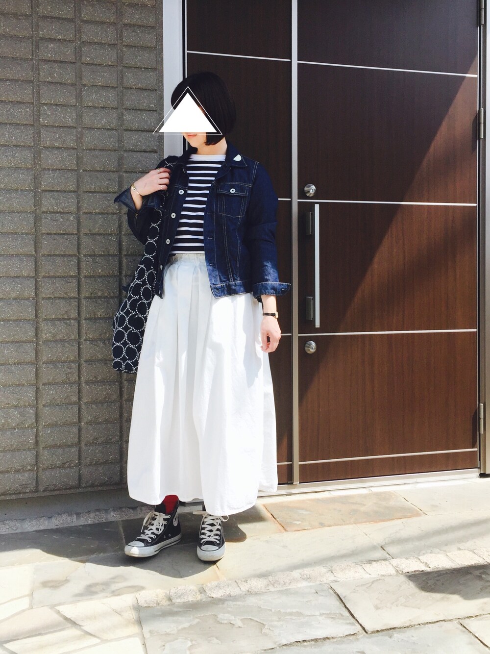 「春、デニム、白、デニムジャケット、休日スタイル、コンバース、ミナペルホネン」｜「AMERICANAのアイテム（Tシャツ/カットソー、ブルー系）」を使った、na.さん（レディース・160cm）の春コーディネートの1枚目の写真