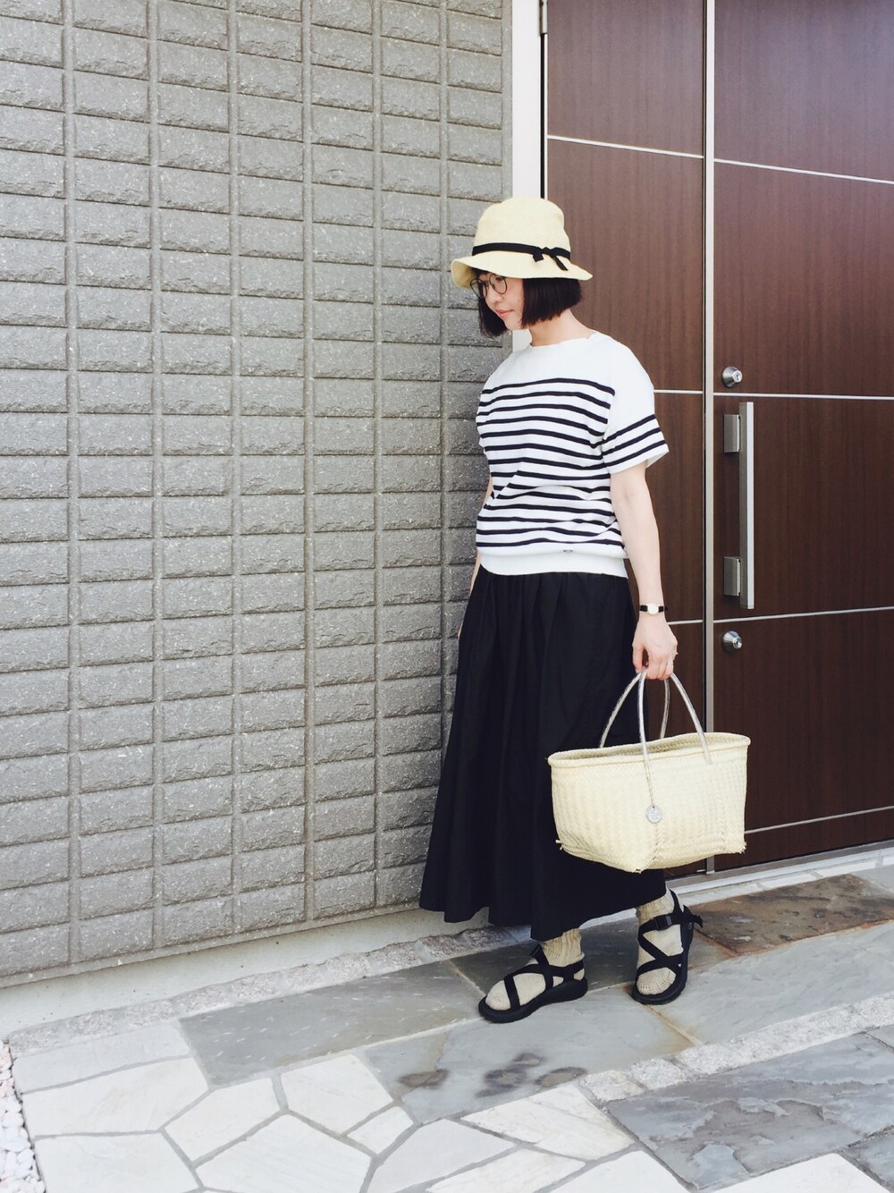 「夏コーデ、シンプル、ゆるコーデ、大人カジュアル、ボーダー、かごバッグ、サンダル」｜「Ray BEAMSのcoeur femme / ペーパー HAT（ハット、ベージュ系）」を使った、na.さん（レディース・160cm）の夏コーディネートの1枚目の写真