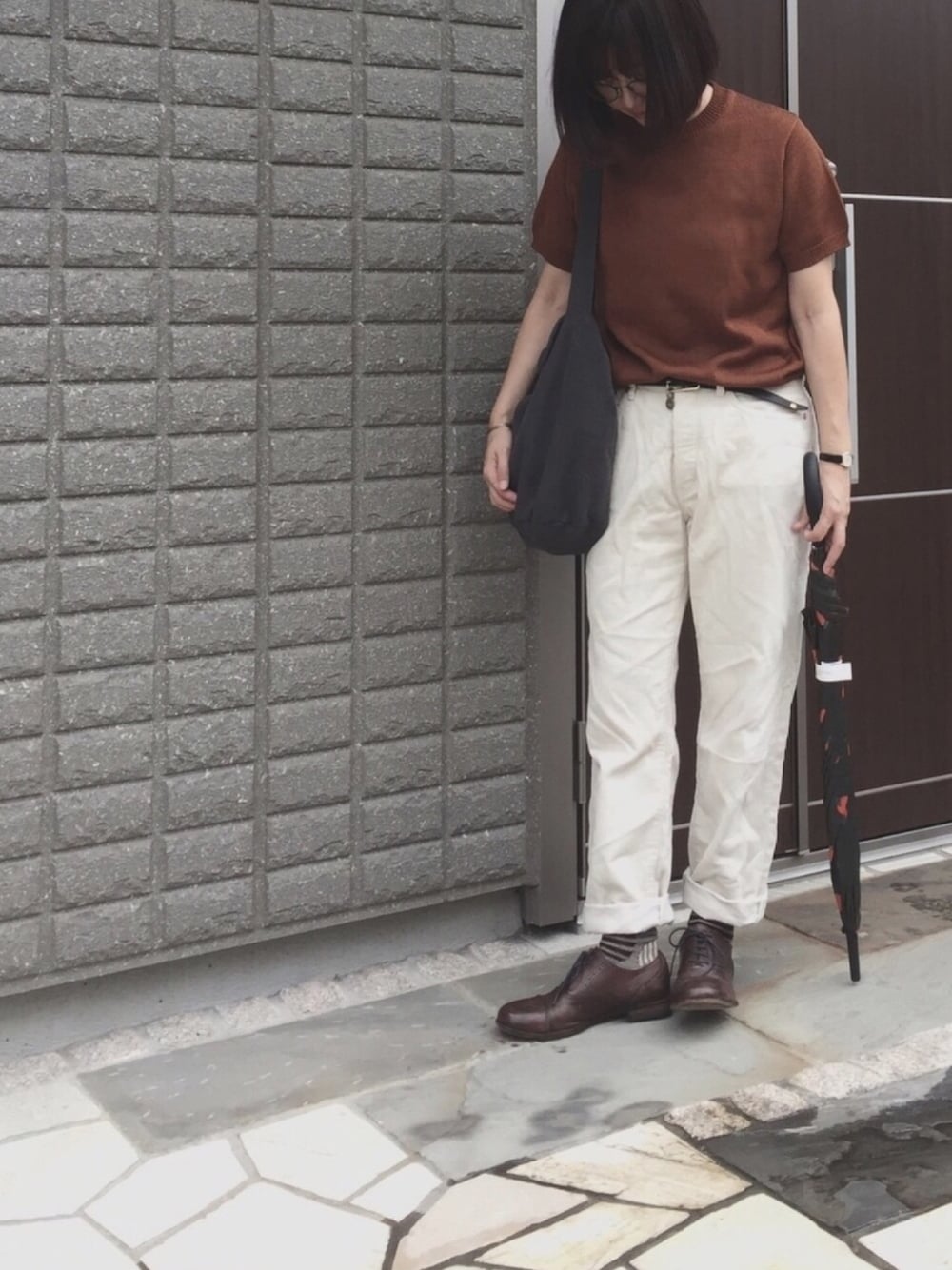 「マスターアンドコー、フレンチブル、茶色、秋のコーデ、コーデュロイ、ヤエカ、UR20th_KG」｜「THIBAULT VAN DER STRAETEの半袖クルーネックニット WOMEN（ニット/セーター、ブラウン系）」を使った、na.さん（レディース・160cm）の秋コーディネートの1枚目の写真