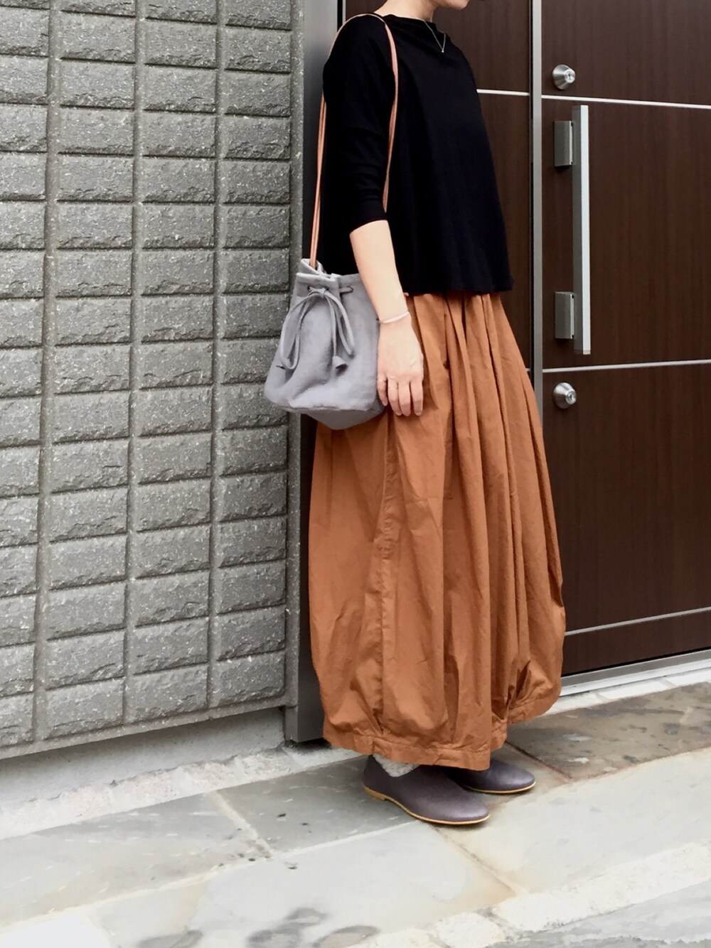 「UR20th_KG、martau、サーカスキュロット、テラコッタ、harvesty、que shoes」｜「mizuiroindのボートネックフレアプルオーバー（シャツ/ブラウス、ブラック系）」を使った、na.さん（レディース・160cm）の秋コーディネートの1枚目の写真