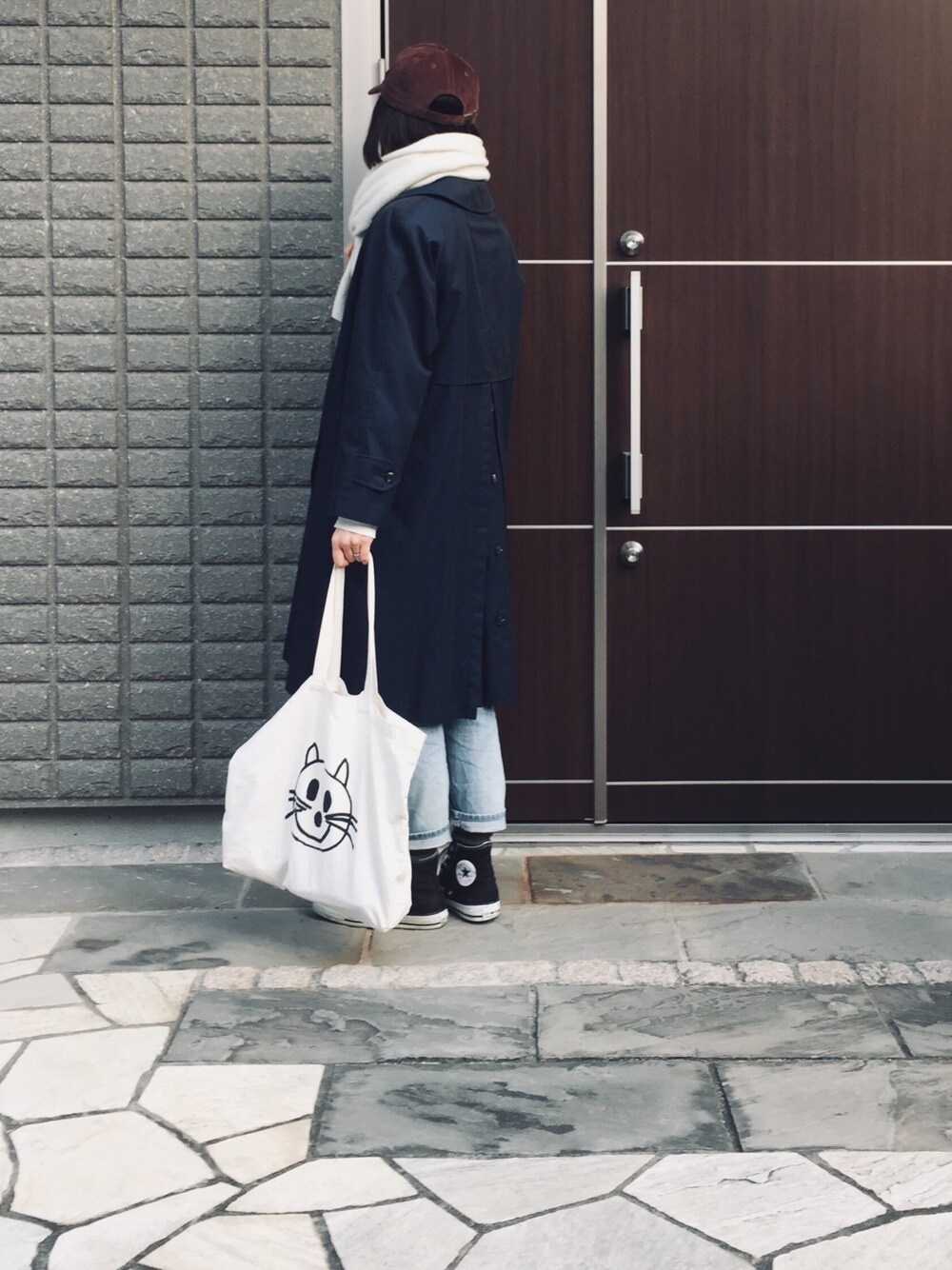「冬、大人カジュアル、クリスマス、うしろ姿、バーバリー」｜「URBAN RESEARCH Sonny LabelのSonny Label NEWHATTAN CAP CORDUROY（キャップ、ブラウン系）」を使った、na.さん（レディース・160cm）の冬コーディネートの1枚目の写真