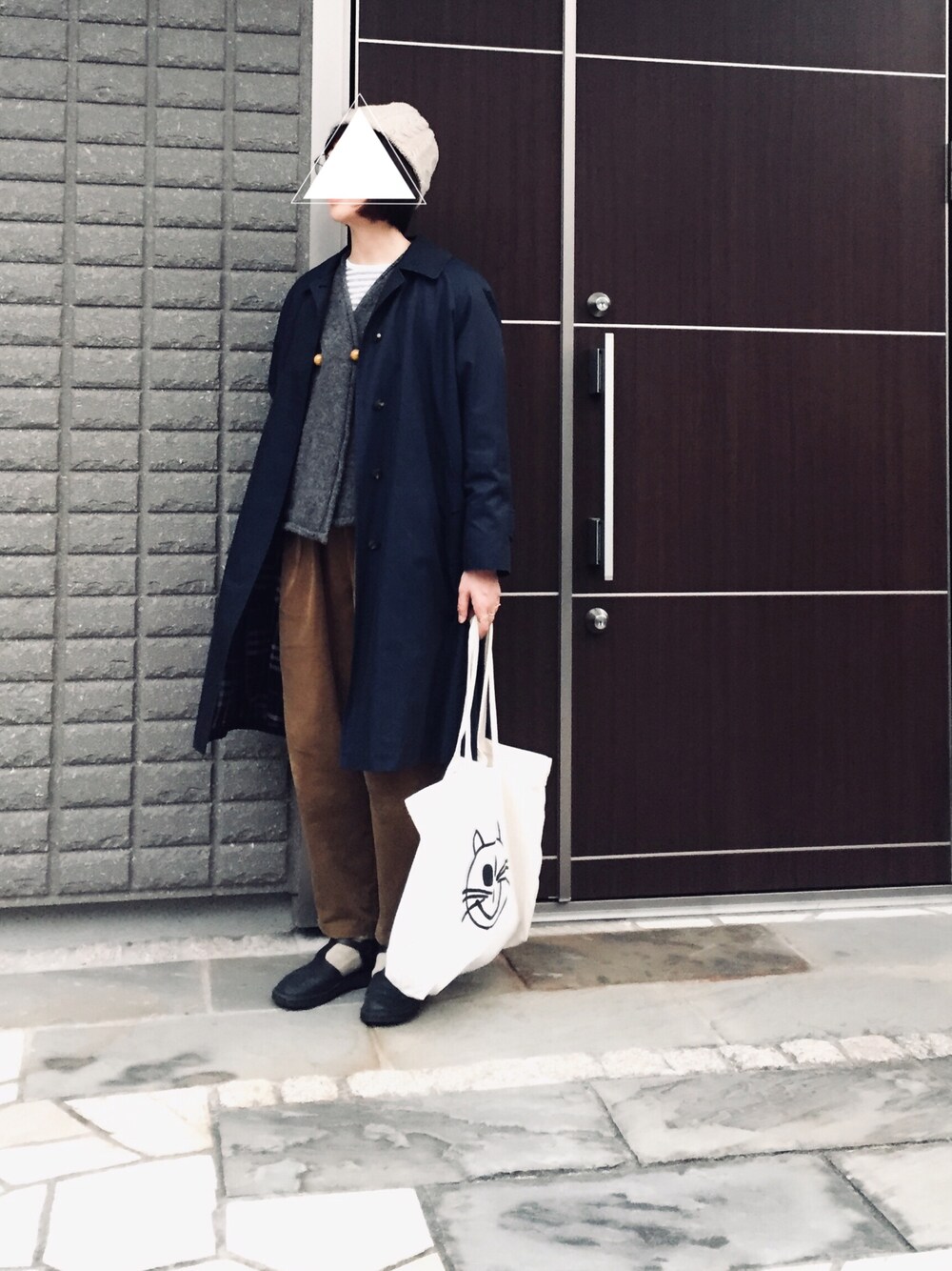 「オトナカジュアル、ステンカラーコート、バーバリー、ニット帽、めがね、コーデュロイパンツ」｜「mature ha.のアイテム（ニットキャップ/ビーニー、ベージュ系）」を使った、na.さん（レディース・160cm）の冬コーディネートの1枚目の写真