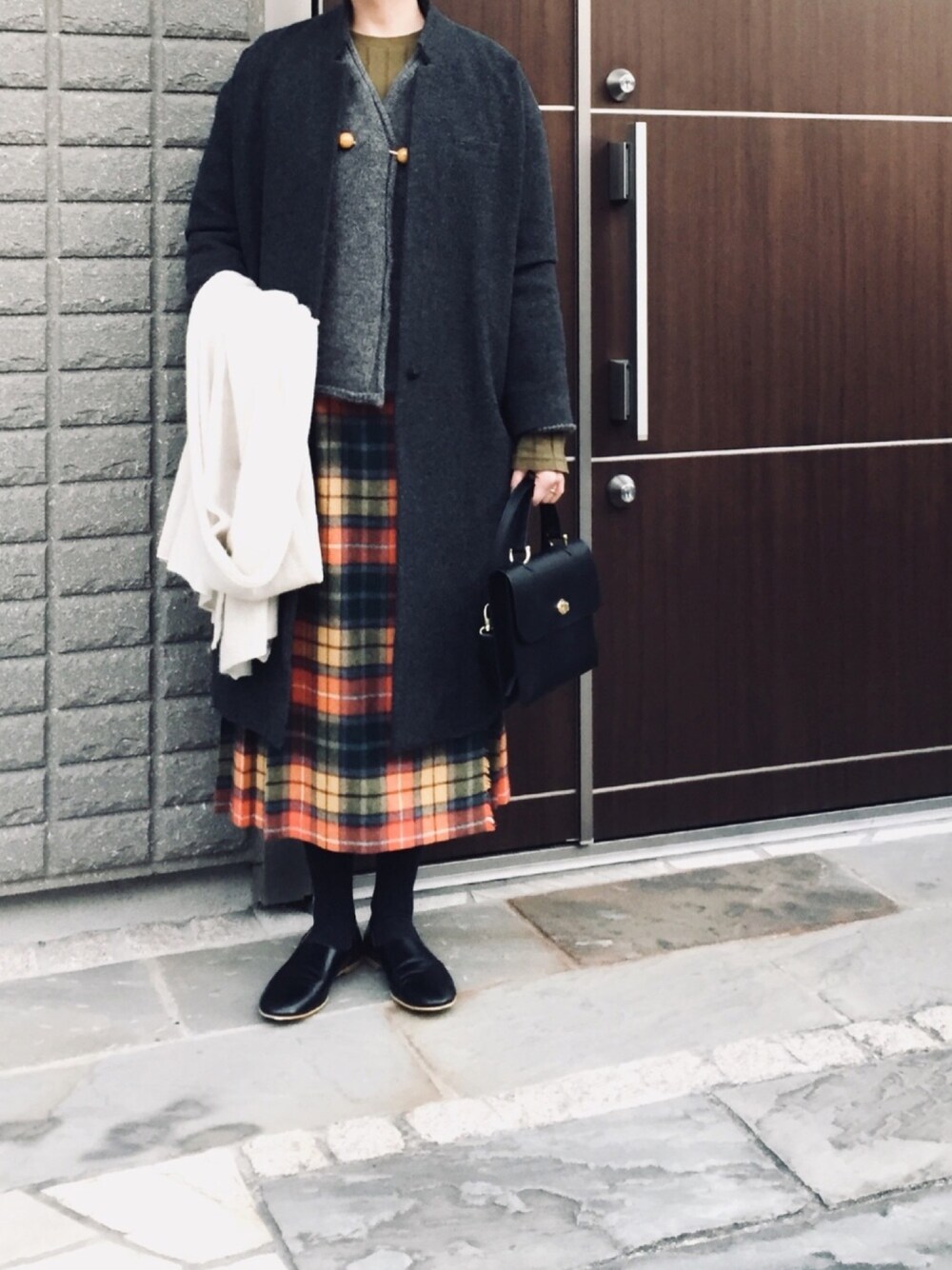 グリーン系のTシャツ/カットソー、グレー系のカーディガン/ボレロ、その他のスカートを着用したレディースの冬コーディネートの1枚目の写真