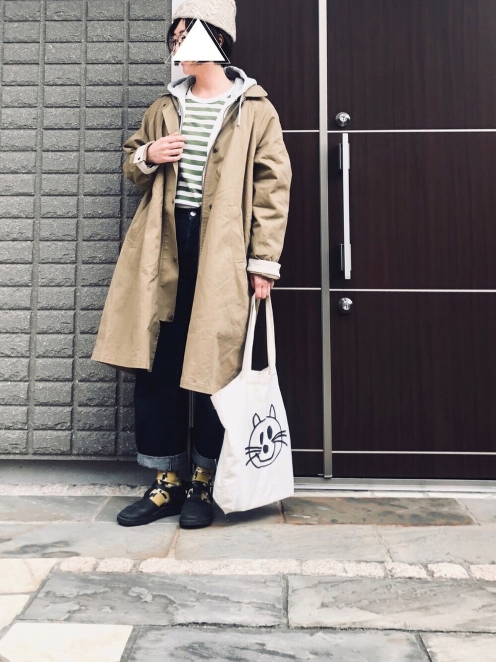 「大人カジュアル、ニット帽、ボーダー、デニム、ステンカラーコート」｜「mature ha.のアイテム（ニットキャップ/ビーニー、ベージュ系）」を使った、na.さん（レディース・160cm）の冬コーディネートの1枚目の写真