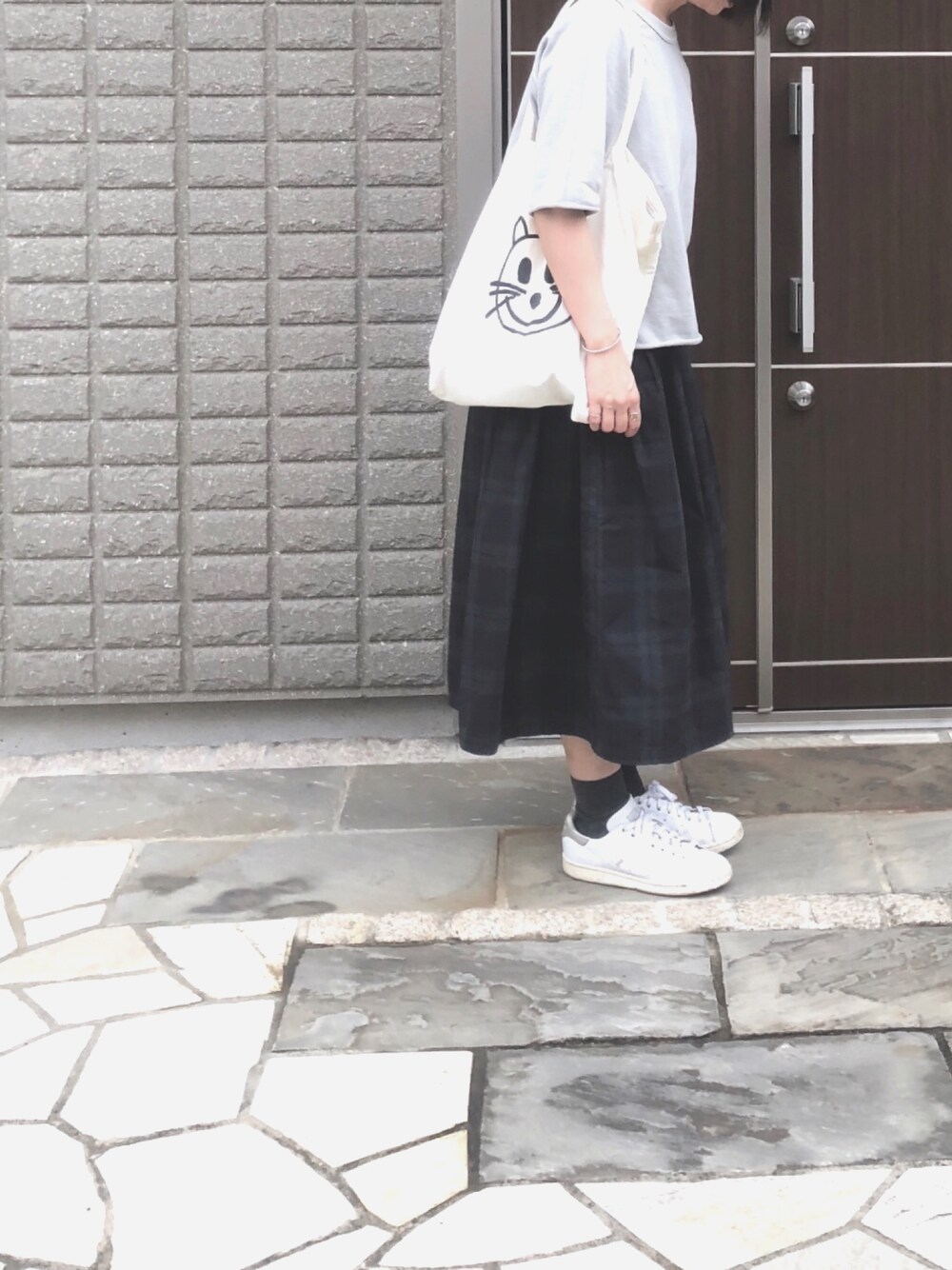 「休日スタイル、楽チンコーデ、大人カジュアル、ブラックウォッチ、オトナ女子、ヤエカ、トートバッグ」｜「betterのアイテム（Tシャツ/カットソー、グレー系）」を使った、na.さん（レディース・160cm）の夏コーディネートの1枚目の写真