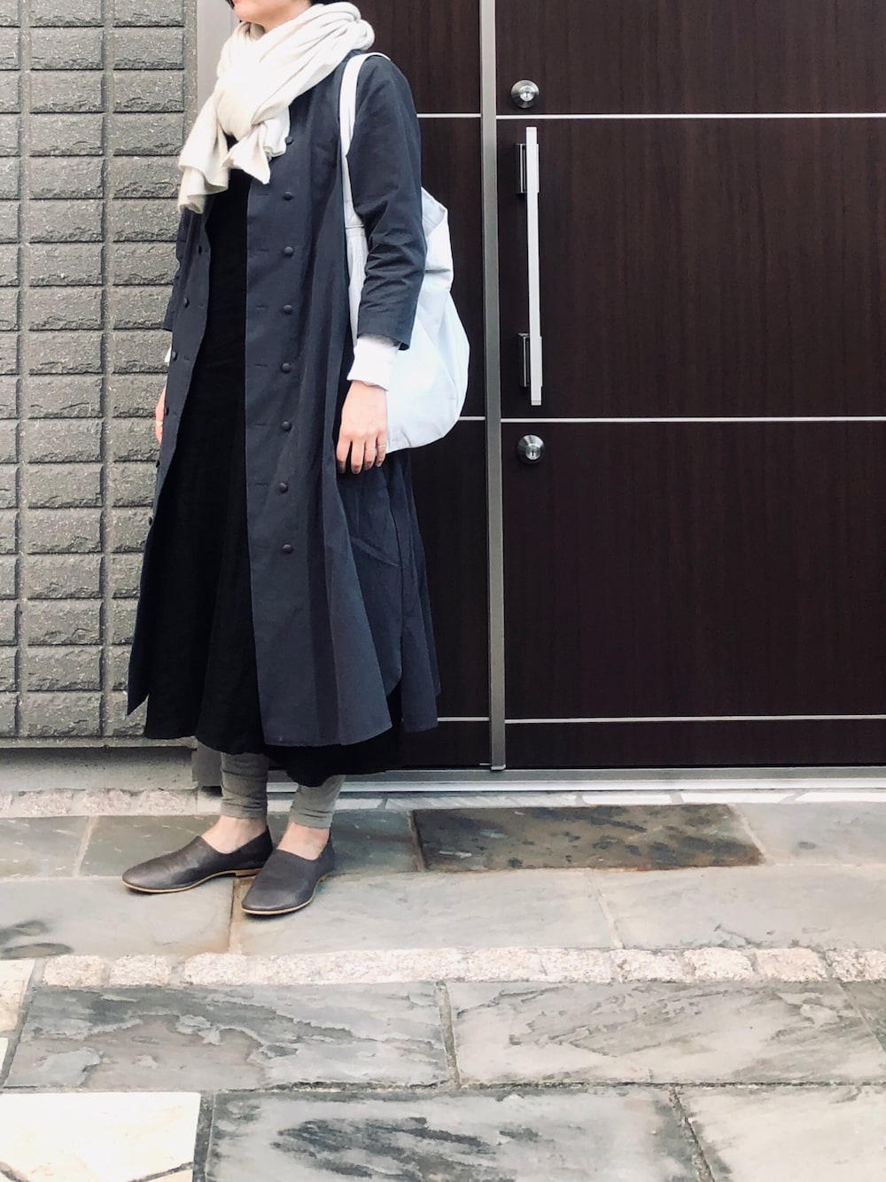 「冬コーデ、シンプル、オトナ女子、ストール」｜「Lin francais d'antanのアイテム（ジャケット/アウター、グレー系）」を使った、na.さん（レディース・160cm）の秋コーディネートの1枚目の写真