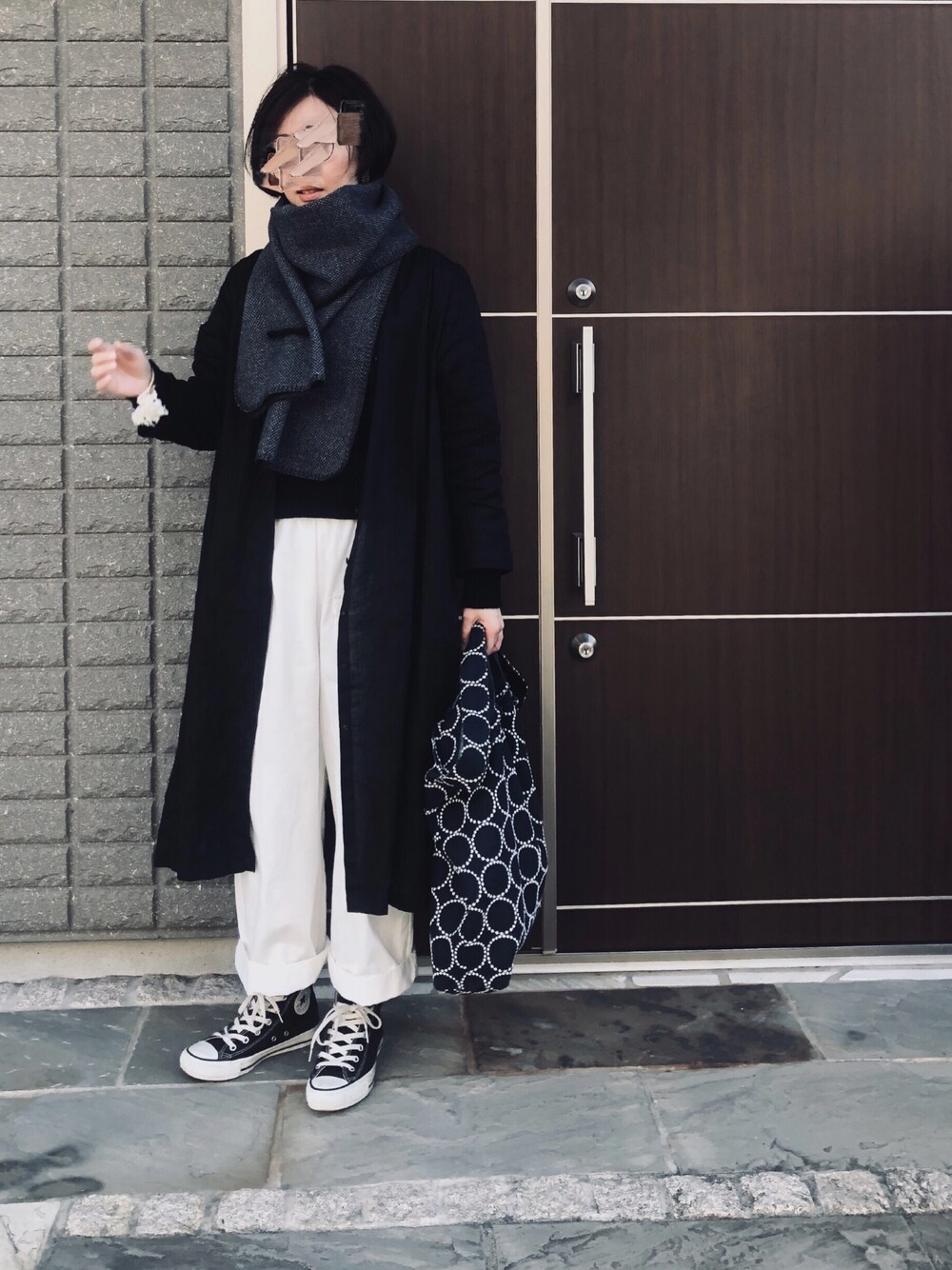 「アイラブCONVERSE、カジュアルコーデ、冬、秋冬、大人コーデ、スニーカーコーデ、ストール」｜「ゴーシュのアイテム（ニット/セーター、ブラック系）」を使った、na.さん（レディース・160cm）の秋コーディネートの1枚目の写真