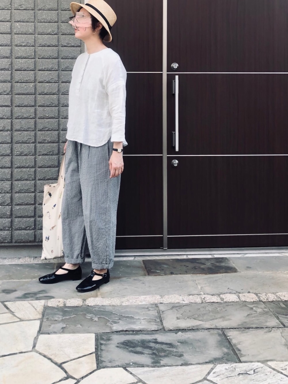 「シンプルコーデ、オトナ女子、ベルレッタ、むぎわら帽子、accessoriesMAU」｜「MAGALIのアイテム（シャツ/ブラウス、ホワイト系）」を使った、na.さん（レディース・160cm）の春コーディネートの1枚目の写真