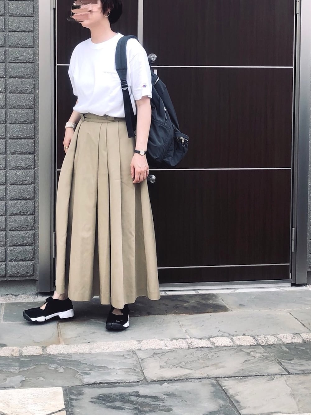 「夏コーデ、シンプルコーデ、オトナ女子、カジュアルコーデ、ロングスカート」｜「Championの【別注】＜Champion（チャンピオン）＞∴カラーロゴTシャツ（Tシャツ/カットソー、ホワイト系）」を使った、na.さん（レディース・160cm）の夏コーディネートの1枚目の写真