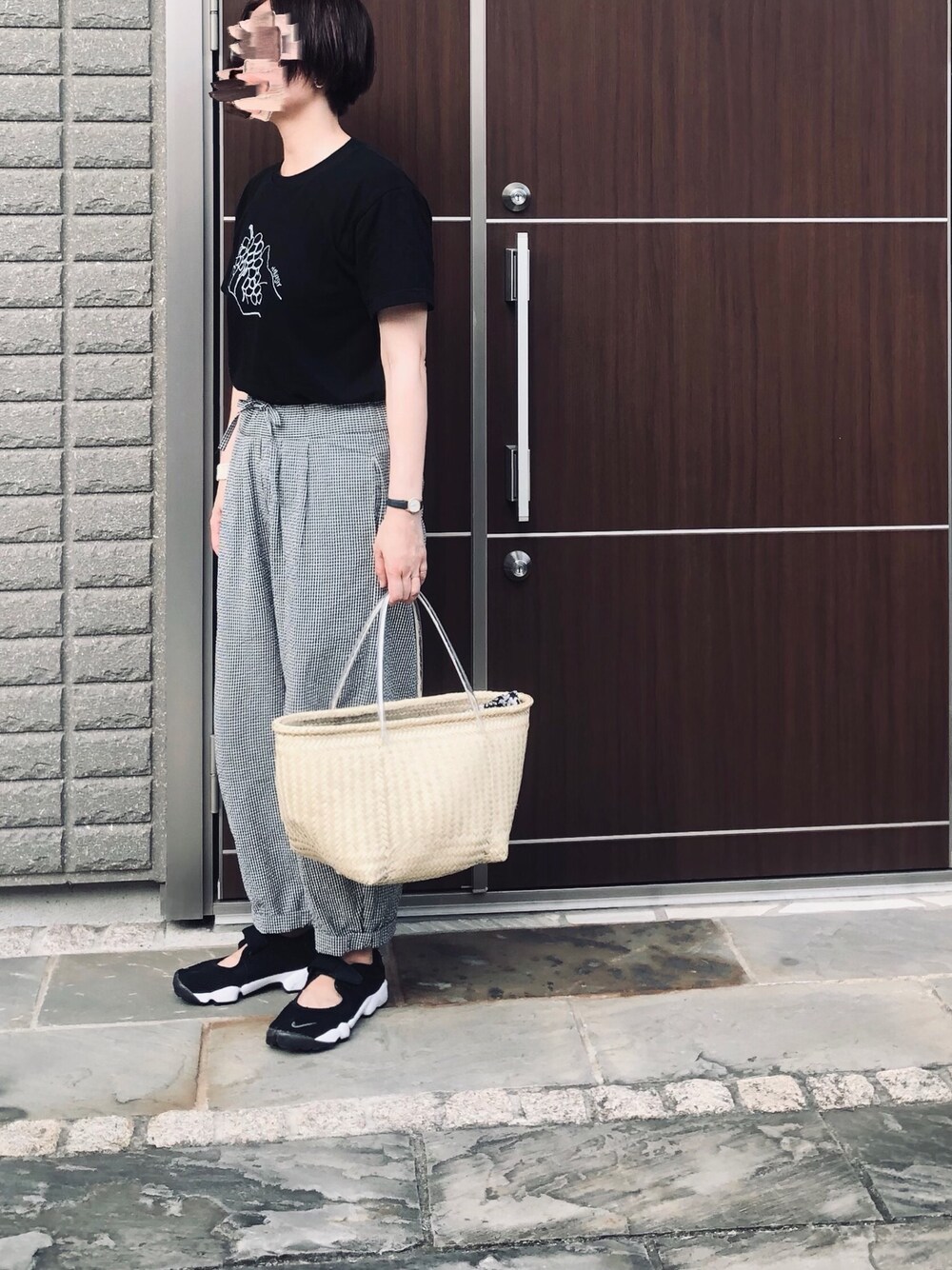 「シンプルコーデ、オトナ女子、オトナカジュアル、Tシャツ、ゆるコーデ」｜「HARVESTYのアイテム（Tシャツ/カットソー、ブラック系）」を使った、na.さん（レディース・160cm）の夏コーディネートの1枚目の写真