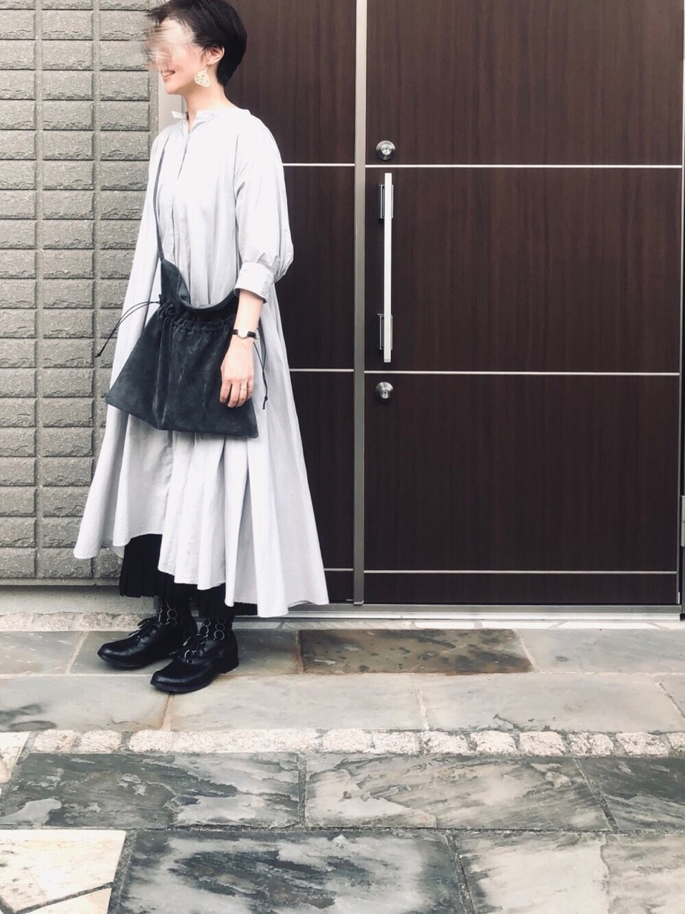 「ゆるコーデ、大人コーデ、オトナ女子、ギャザーワンピース、秋コーデ」｜「mizuiroindのフレアスタンドカラーワンピース（ワンピース、グレー系）」を使った、na.さん（レディース・160cm）の秋コーディネートの1枚目の写真