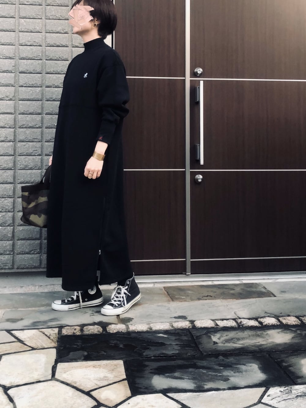 「シンプルコーデ、オトナカジュアル、スニーカーコーデ、ワンピース、スウェットワンピース」｜「GramicciのGRAMICCI×FREAK'S STORE/グラミチ　別注ロゴ刺繍モックネックワンピース（ワンピース、ブラック系）」を使った、na.さん（レディース・160cm）の冬コーディネートの1枚目の写真