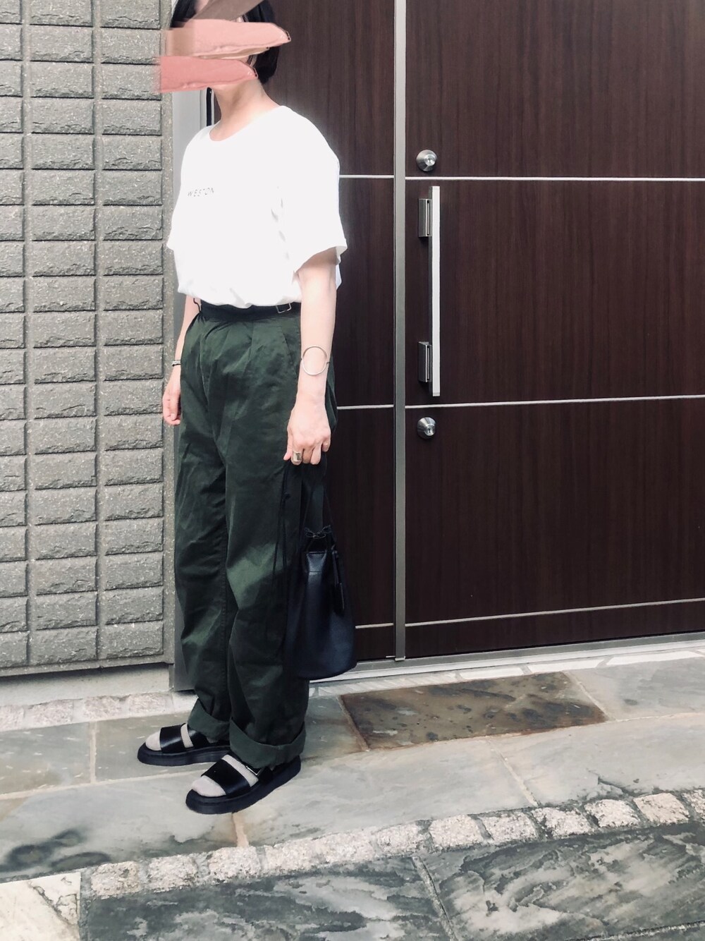 「オトナカジュアル、グルカパンツ、サンダルに靴下」｜「LENOのアイテム（Tシャツ/カットソー、ホワイト系）」を使った、na.さん（レディース・160cm）の夏コーディネートの1枚目の写真