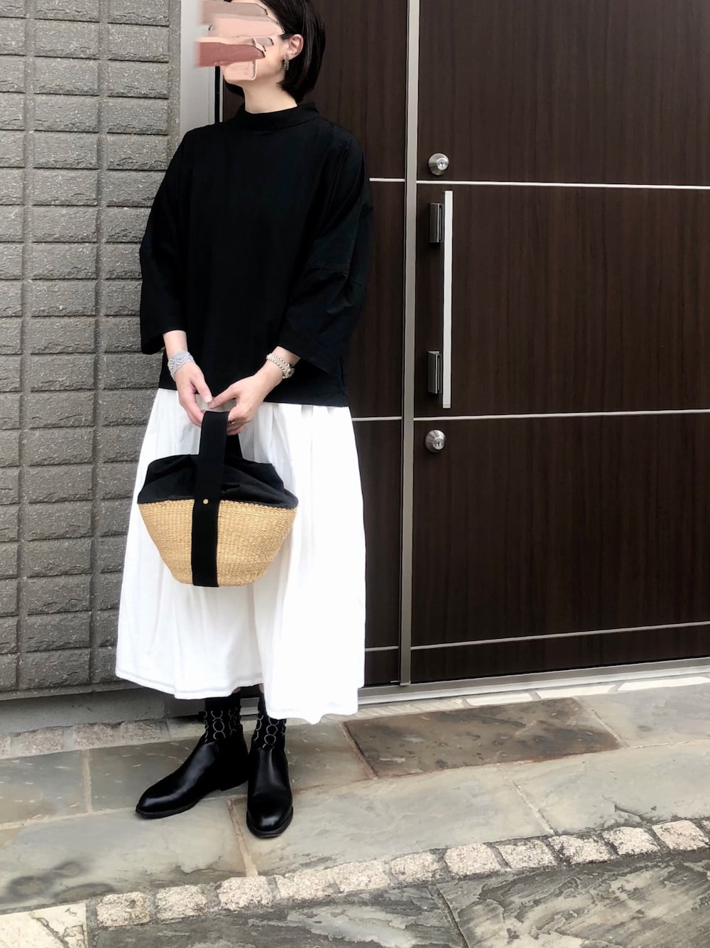 「秋冬コーデ、大人カジュアル、オトナ女子、ゆるコーデ、モノトーン」｜「magaliのアイテム（シャツ/ブラウス、ブラック系）」を使った、na.さん（レディース・160cm）の秋コーディネートの1枚目の写真
