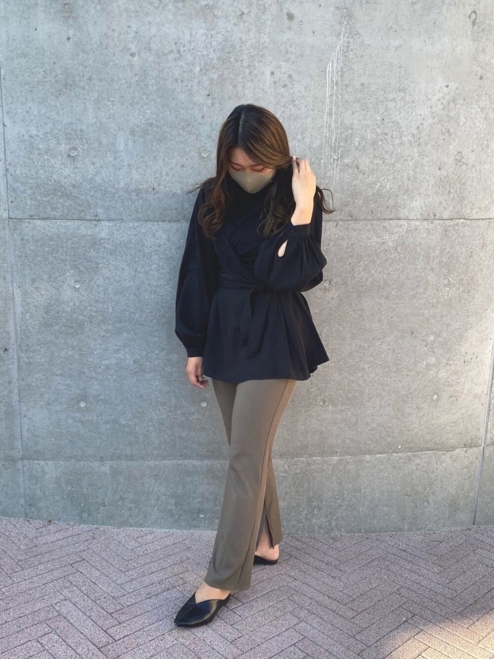 「秋のマイ旬スタイル、スラックス、スラックスパンツ、ミュール」｜「GUのアイテム（パンツ、グリーン系）」を使った、misaさん（レディース・160cm）の秋コーディネートの1枚目の写真