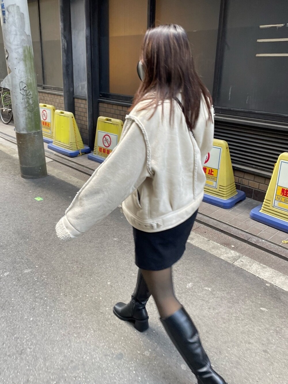 「EMODA、MURUA、ロングブーツ」｜「EMODAのベルトボックスミニスカート（スカート、ブラック系）」を使った、misaさん（レディース・160cm）の冬コーディネートの1枚目の写真