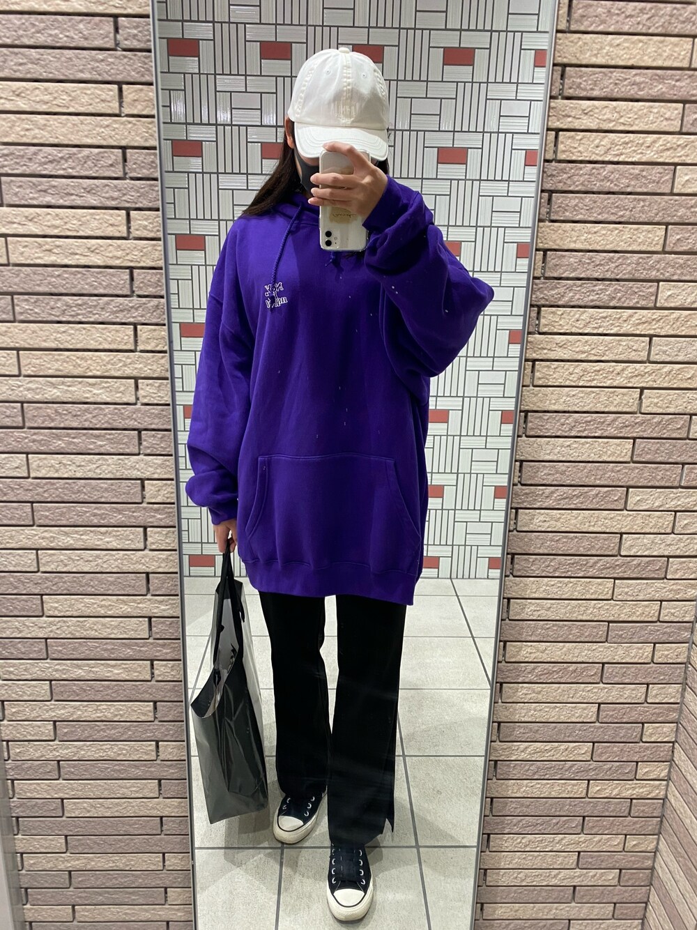 「ヘリーハンセン、フーズフーギャラリー(WHO'S WHO gallery)、パープル、ストリート」｜「WHO'S WHO galleryのNEVER COOPERビッグシルエットバックプリント/ロゴパーカースウェット（パーカー、パープル系）」を使った、misaさん（レディース・160cm）の春コーディネートの1枚目の写真