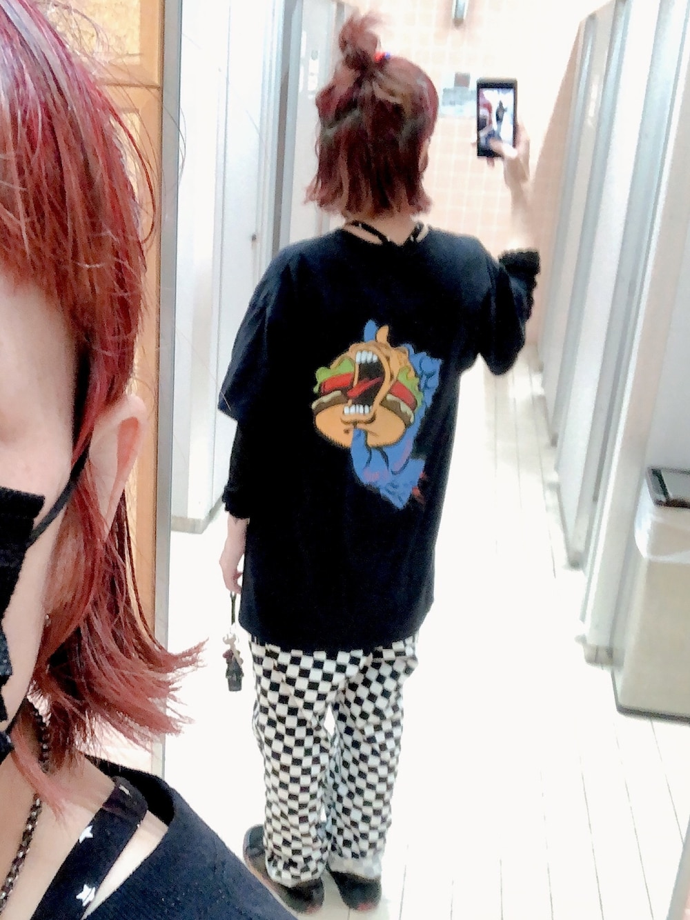 「自撮り、ハンバーガー、hamburger、チェック、ロリクレ、ストリート」｜「Sun 2 Dinerのアイテム（Tシャツ/カットソー、ブラック系）」を使った、Juuunco.さん（レディース・155cm）の秋コーディネートの1枚目の写真