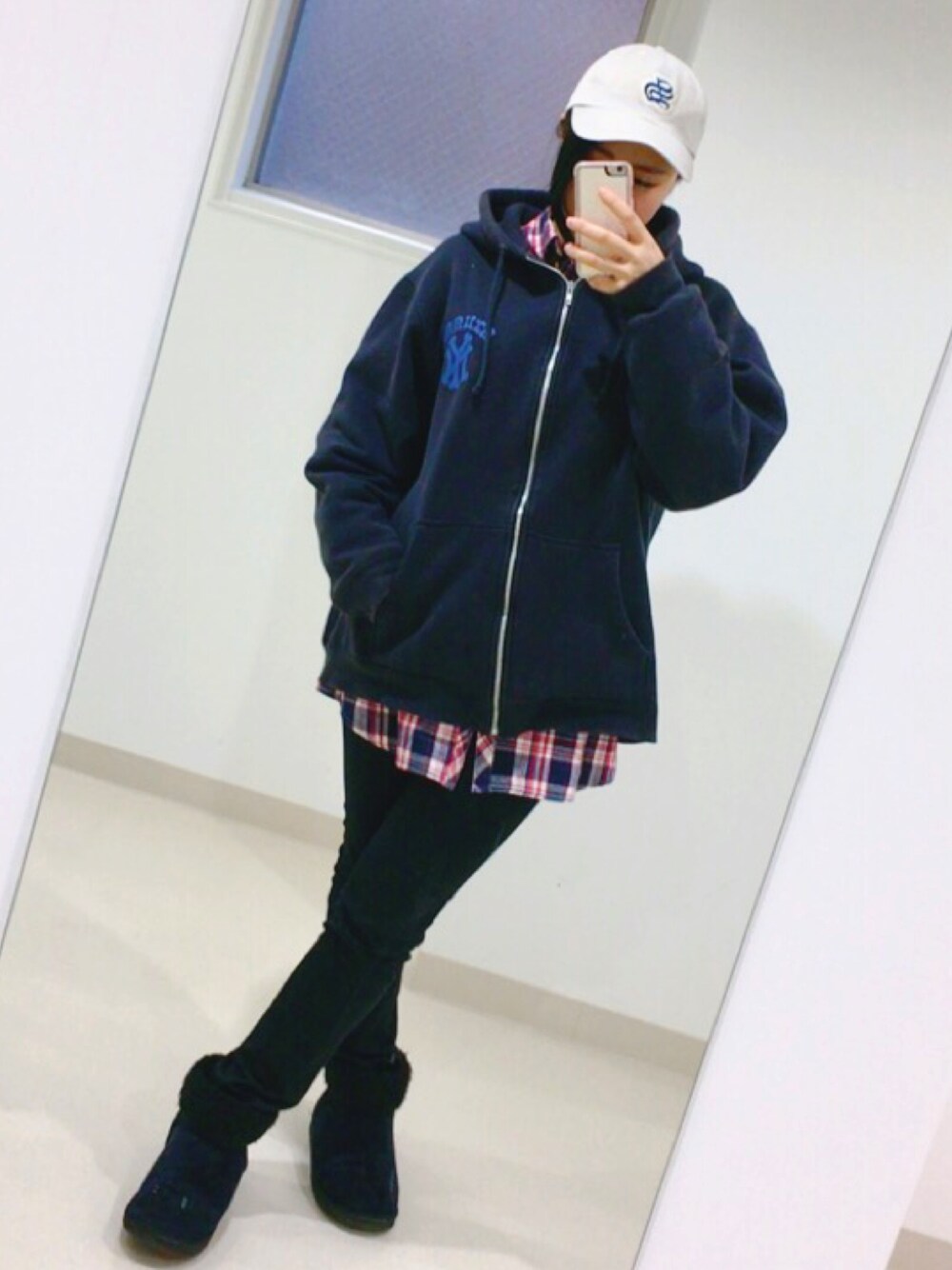 「ボーイズライク、stussy、ビッグシルエット、ビッグパーカー、冬コーデ、キャップ、ムートンブーツ」｜「STUSSYのアイテム（キャップ、ベージュ系）」を使った、MIOさん（レディース・157cm）の冬コーディネートの1枚目の写真