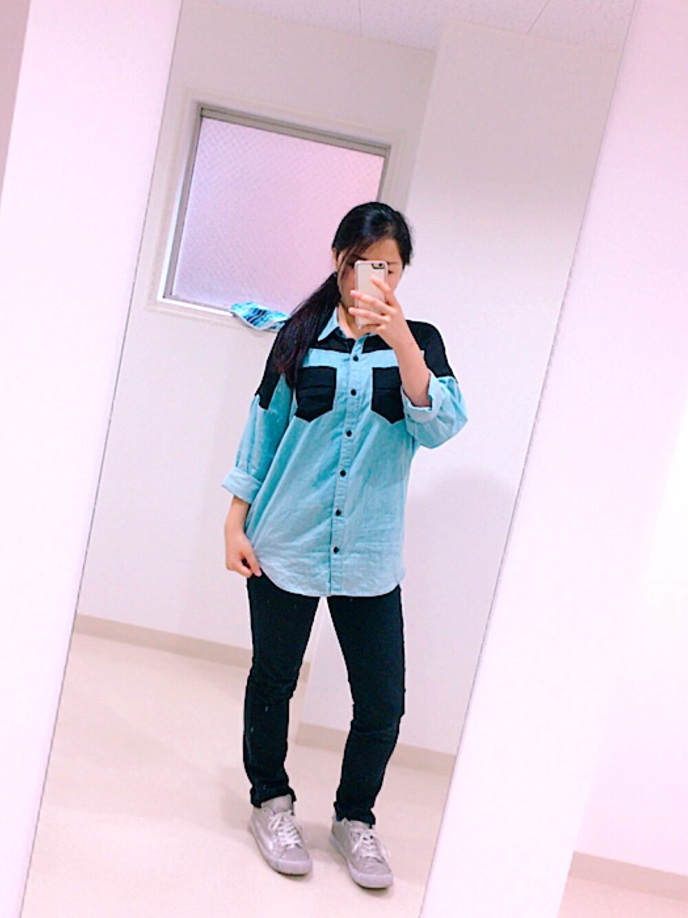「デニム、カジュアル、スキニー、シースルー、シンプル」｜「UNIQLOのアイテム（その他パンツ、ブラック系）」を使った、MIOさん（レディース・157cm）の夏コーディネートの1枚目の写真