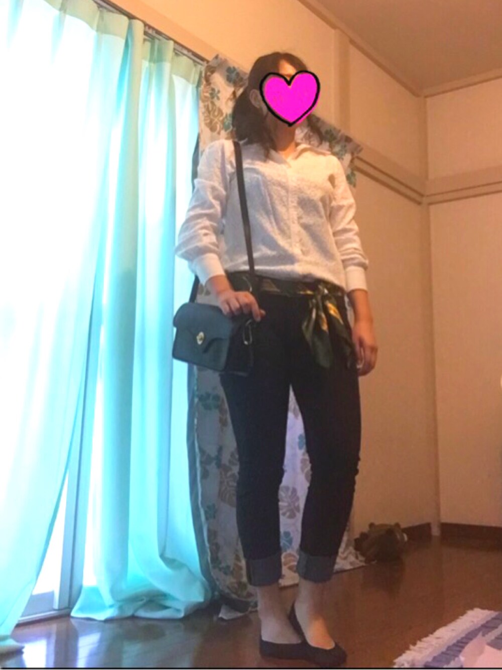 「オフィスカジュアル、カジュアル、デニム、バンダナ、COACH、白シャツ、スキニーデニム」｜「ethnic labelsのアイテム（シャツ/ブラウス、ホワイト系）」を使った、MIOさん（レディース・157cm）の夏コーディネートの1枚目の写真