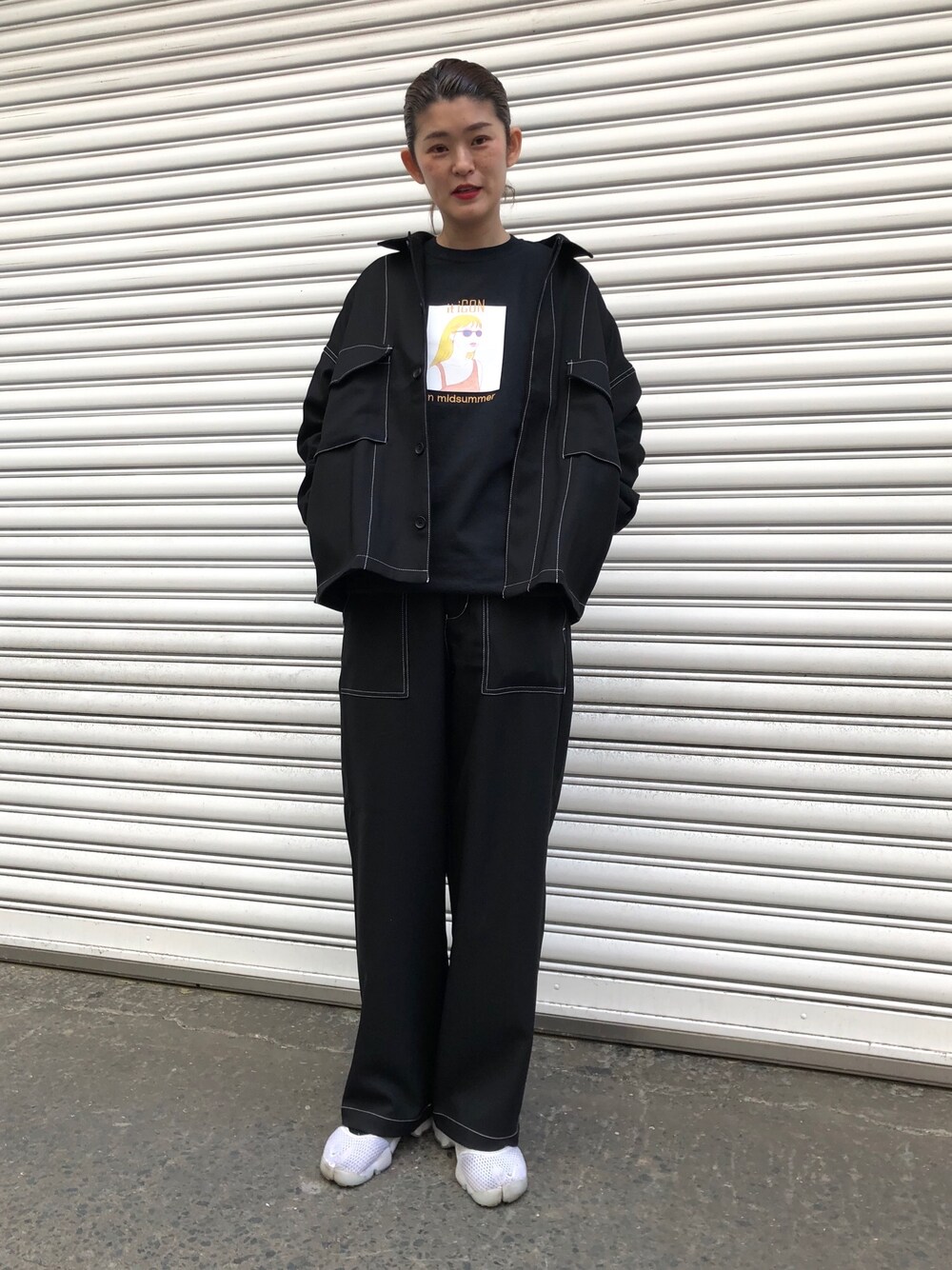 ブラック系のブルゾン、ブラック系のTシャツ/カットソー、ブラック系のその他パンツを着用したレディースの春コーディネートの1枚目の写真