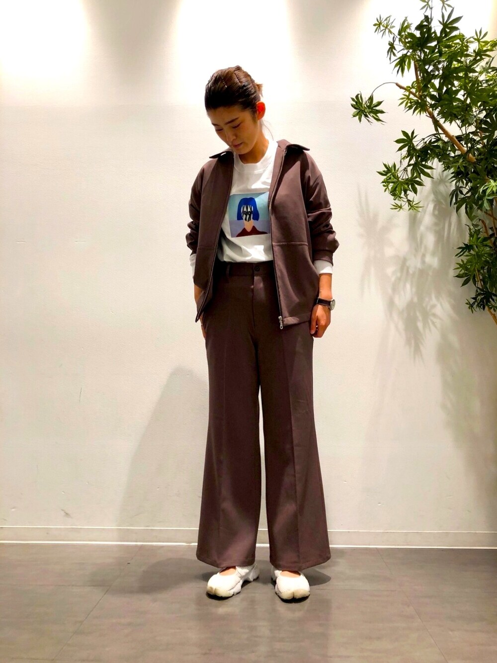 「セットアップ、オーバーサイズ、プチプラ、白スニーカー、秋服準備はじめました、ナイキエアリフト、大人カジュアル、くすみカラー、タックイン、フォトT」｜「JUNREDの【SET UP対応】テクスチャーTR ZIPブルゾン（ブルゾン、ブラウン系）」を使った、MOTOCHIKAさん（レディース・168cm）の夏コーディネートの1枚目の写真