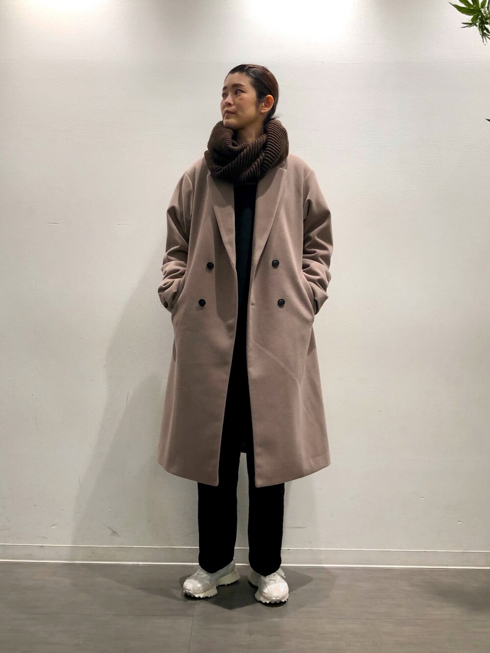 「Junred、くすみカラー、きれいめカジュアル、プチプラ、秋冬コーデ、あったかコーデ、スニーカーコーデ、ビッグスウェット、オーバーコート、冬アウター」｜「JUNREDの【コスパ最強・高見えアウター】Wチェスターリラックスコート（チェスターコート、ベージュ系）」を使った、MOTOCHIKAさん（レディース・168cm）の秋コーディネートの1枚目の写真