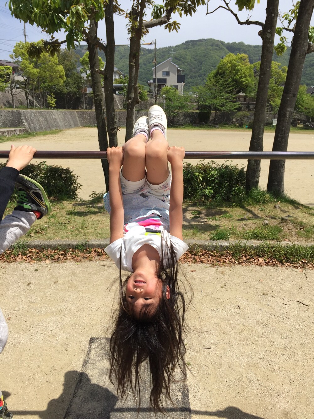 「babyGAPのアイテム（Tシャツ/カットソー、ホワイト系）」を使った、may.さん（キッズ・90cm）の夏コーディネートの1枚目の写真