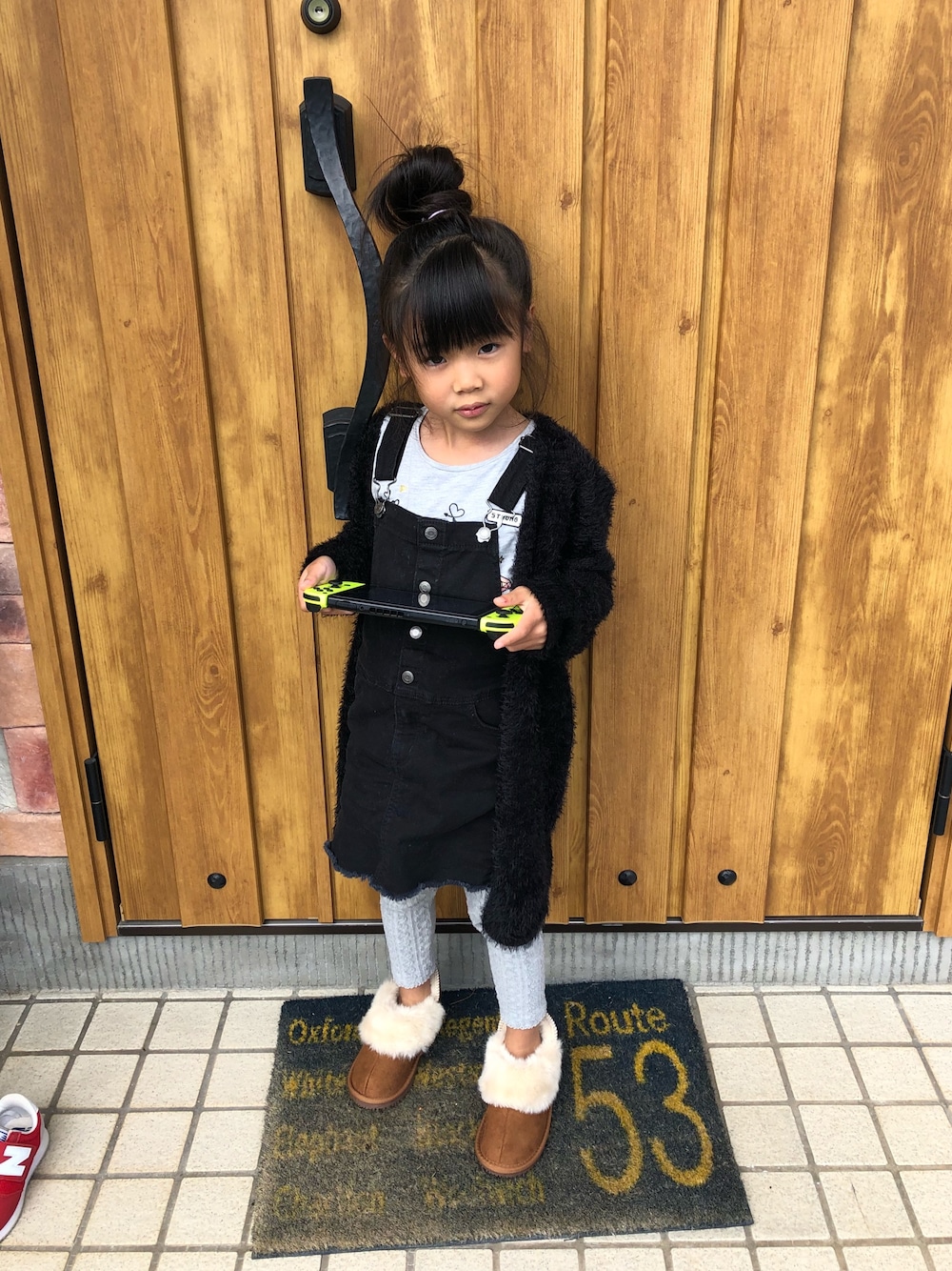 「H&Mのアイテム（ジャンパースカート、ブラック系）」を使った、may.さん（キッズ・110cm）の冬コーディネートの1枚目の写真