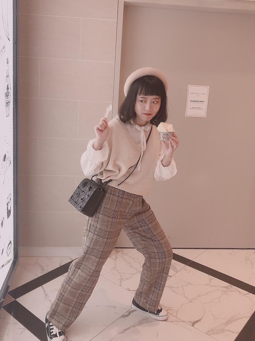 「vintage、23.65、CHARLES＆KEITH、TAIPEI」｜「CHARLES & KEITHのアイテム（ショルダーバッグ、ブラック系）」を使った、李桃さん（レディース・159cm）の秋コーディネートの1枚目の写真
