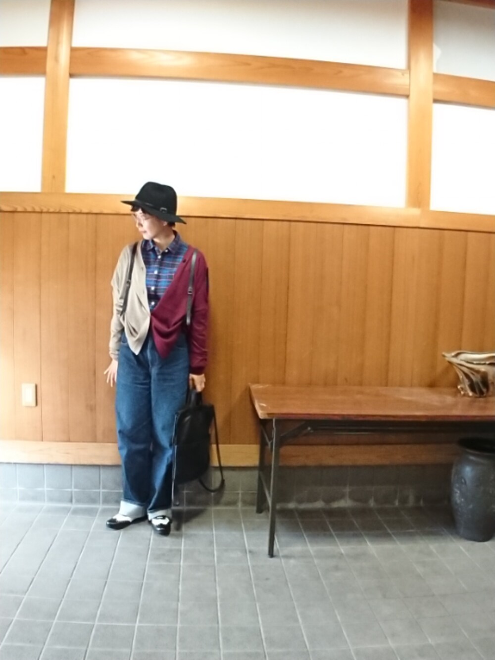 「チェック柄に恋してる、ハット、デニム、スクエアバッグ」｜「BENELLIの【BENELLI】leather belt hat（ハット、ブラック系）」を使った、まゆさん（レディース・167cm）の秋コーディネートの1枚目の写真