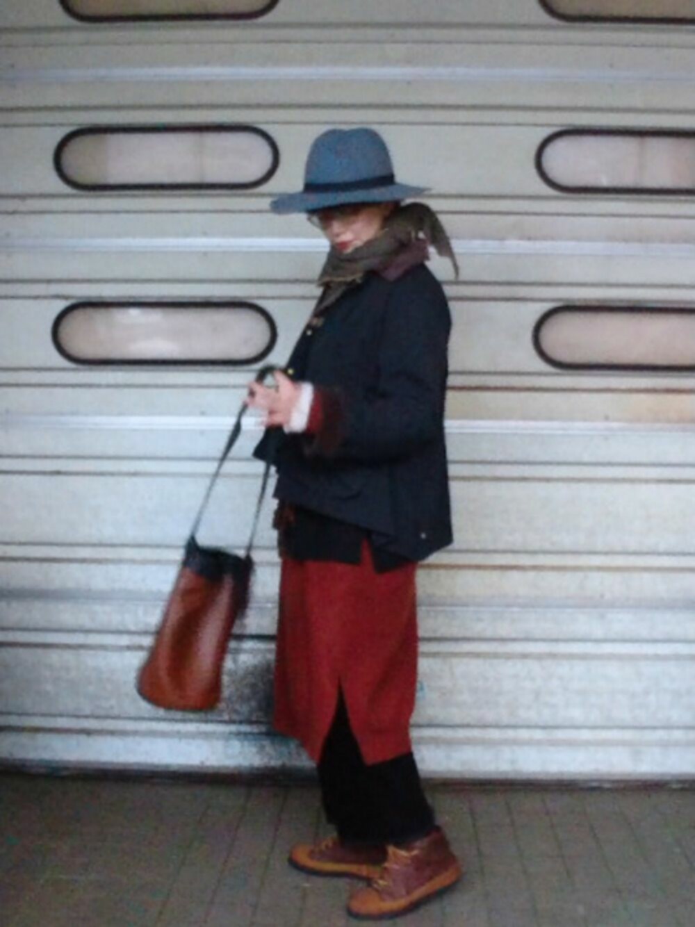 ブラック系のベスト、ブラック系のジャケット/アウター、ブラウン系のショルダーバッグを着用したレディースの冬コーディネートの1枚目の写真