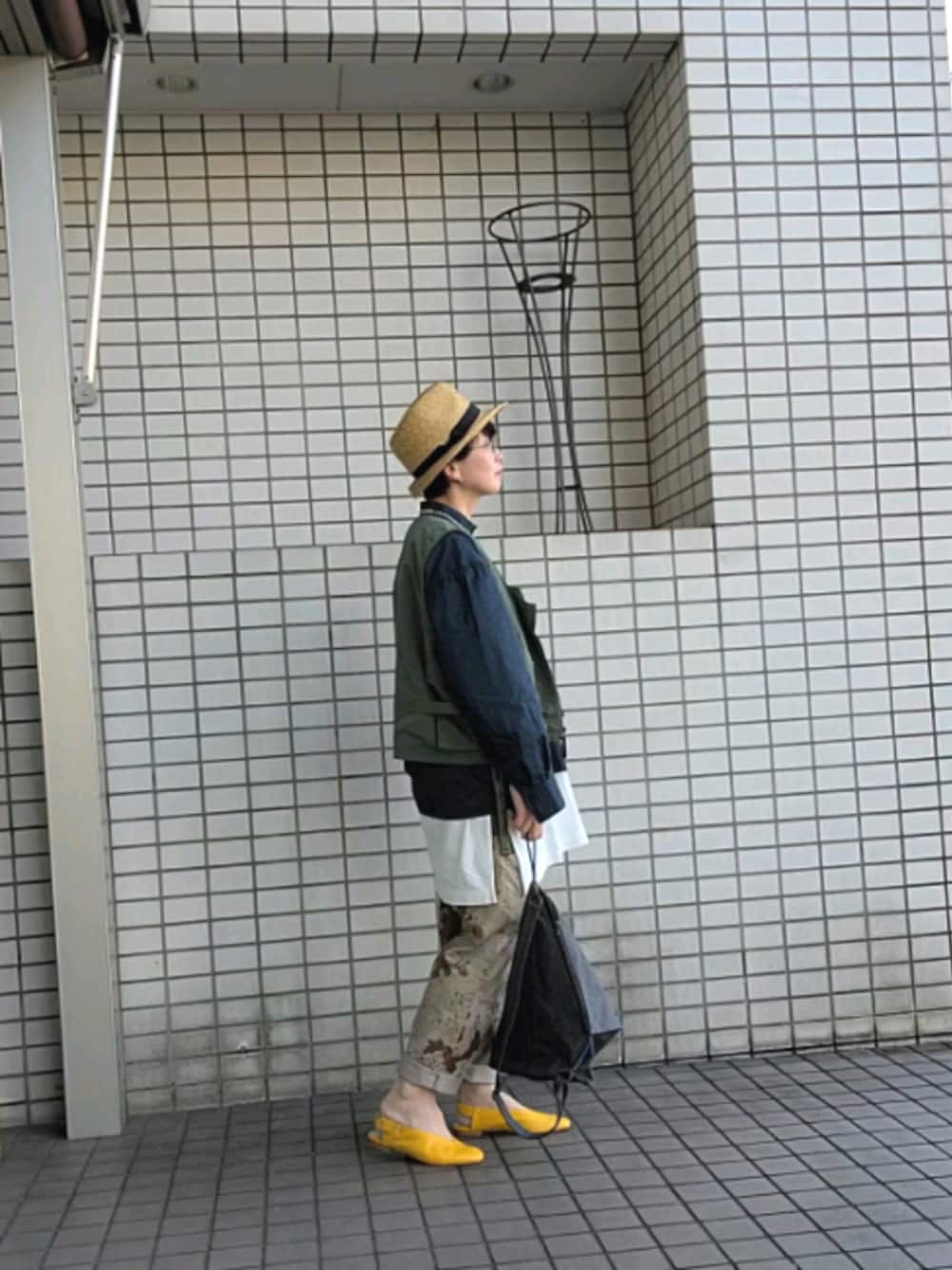 「ラジオベスト、迷彩パンツ、シェフパンツ、迷彩柄、チュニック、REMME、ハット」｜「UNIQLOのコットンサテンスタンドカラーシャツ（シャツ/ブラウス、ブルー系）」を使った、まゆさん（レディース・167cm）の春コーディネートの1枚目の写真