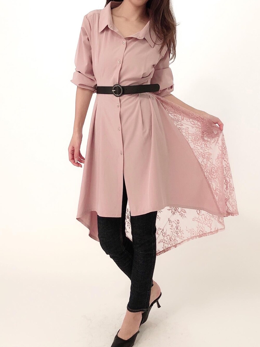 ベージュ系のシャツワンピース、ブルー系のデニムパンツ、ブラック系のベルトを着用したレディースの春コーディネートの1枚目の写真