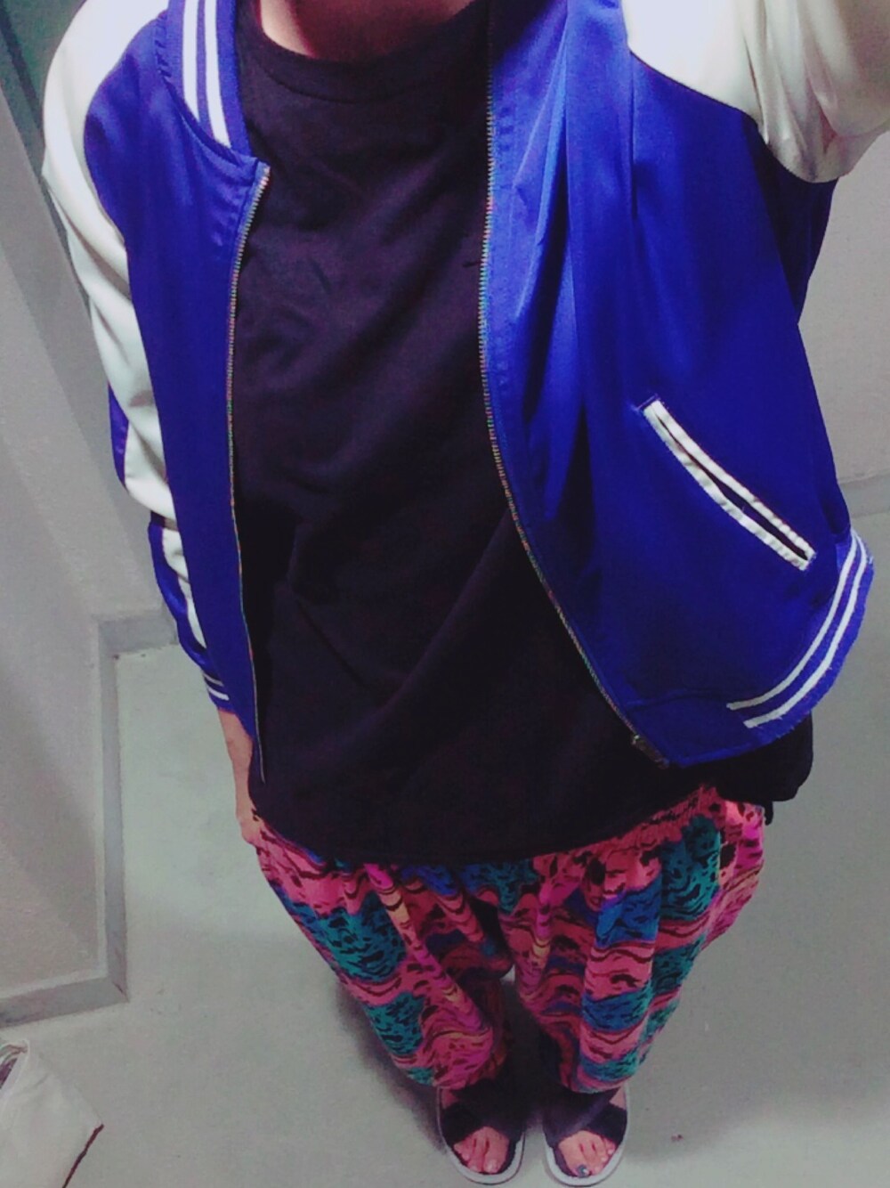 ブルー系のジャケット/アウター、ブラック系のトップス、その他のパンツを着用したレディースの秋コーディネートの1枚目の写真