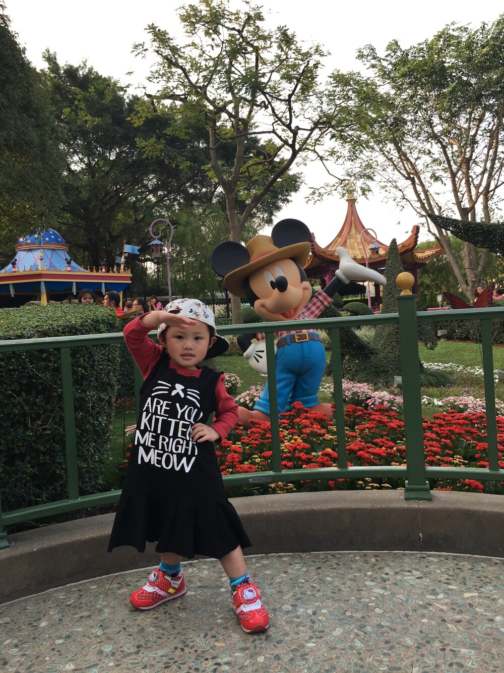 「Disneyland、cat、meow、Mickey Mouse 」｜「H&Mのアイテム（キャップ、ホワイト系）」を使った、Säraさん（キッズ・80cm）の春コーディネートの1枚目の写真